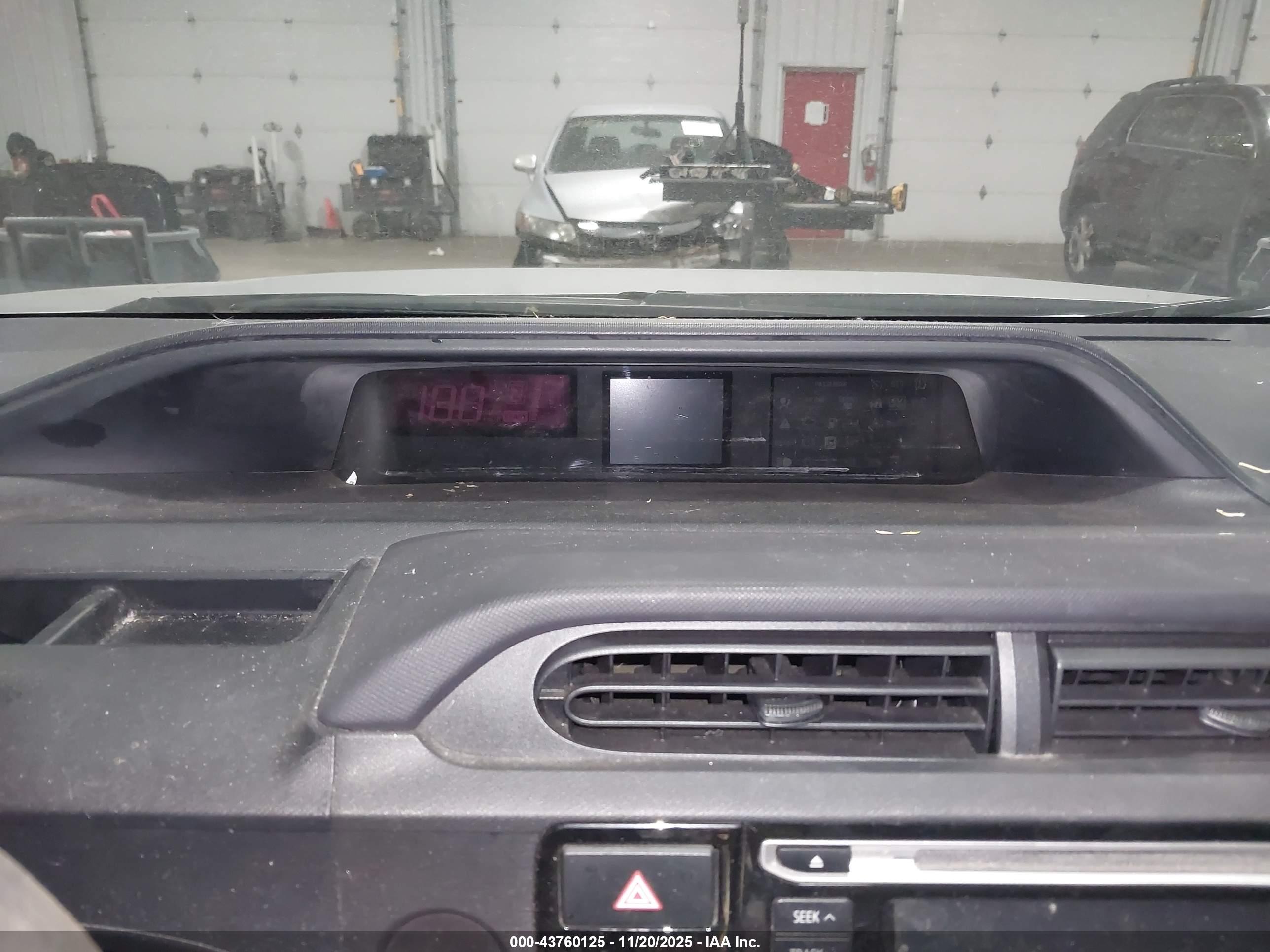 TOYOTA PRIUS image 7