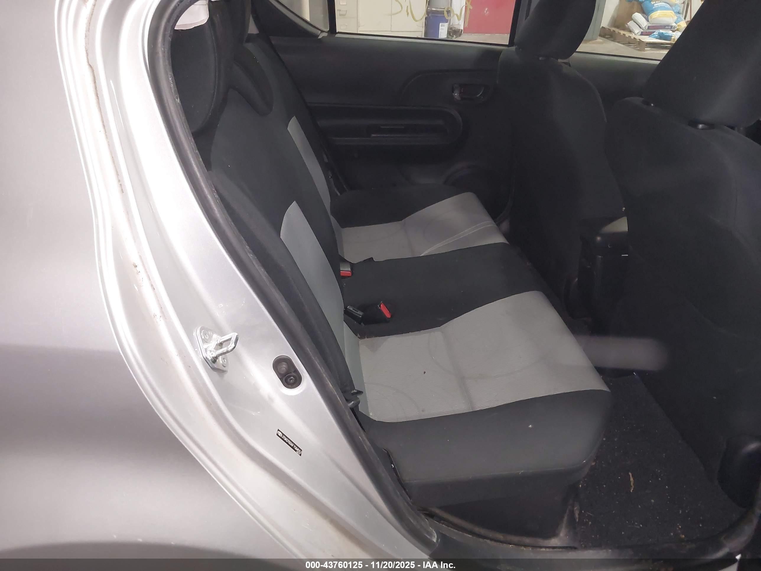 TOYOTA PRIUS image 8