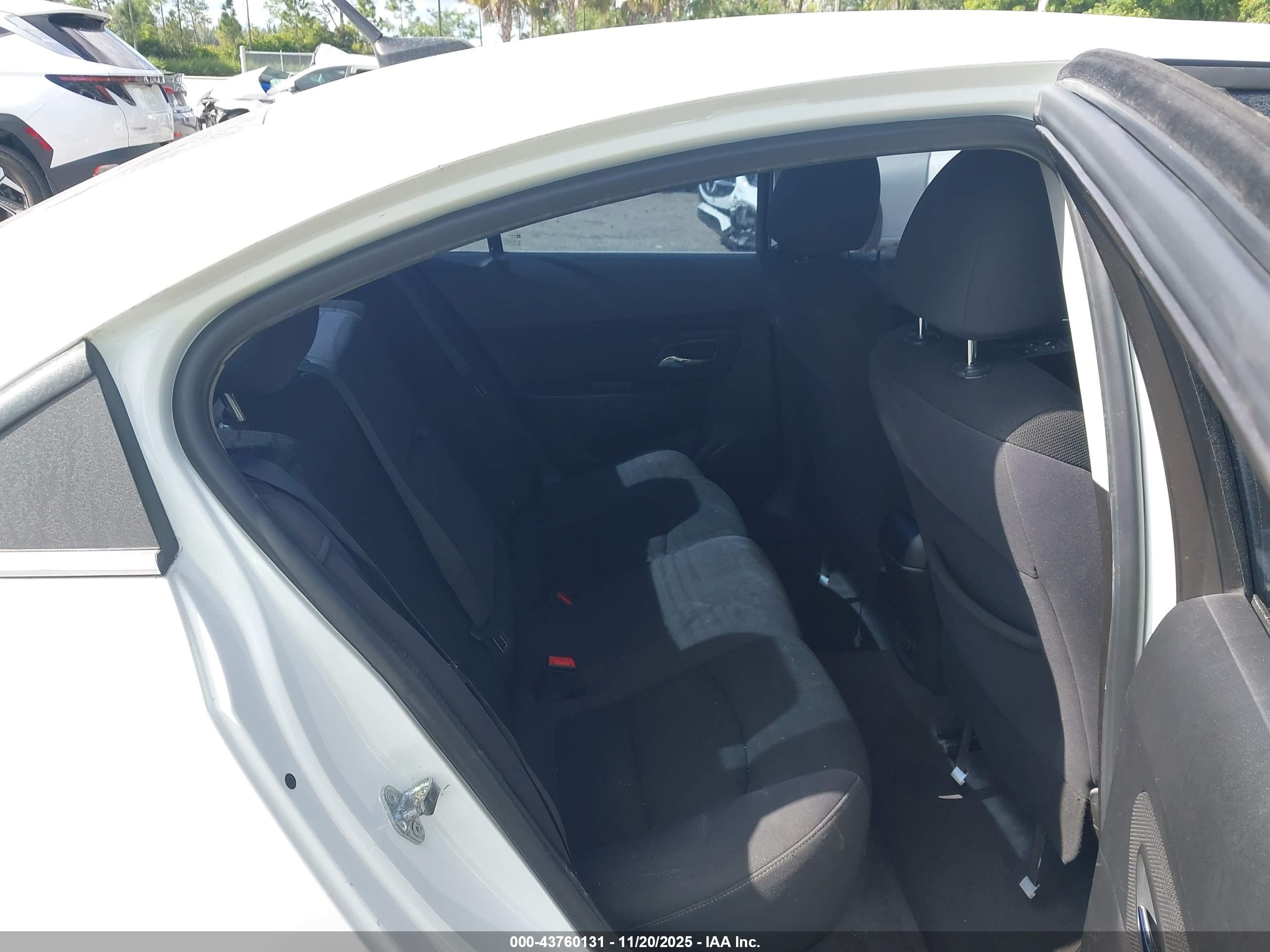 CHEVROLET CRUZE image 8
