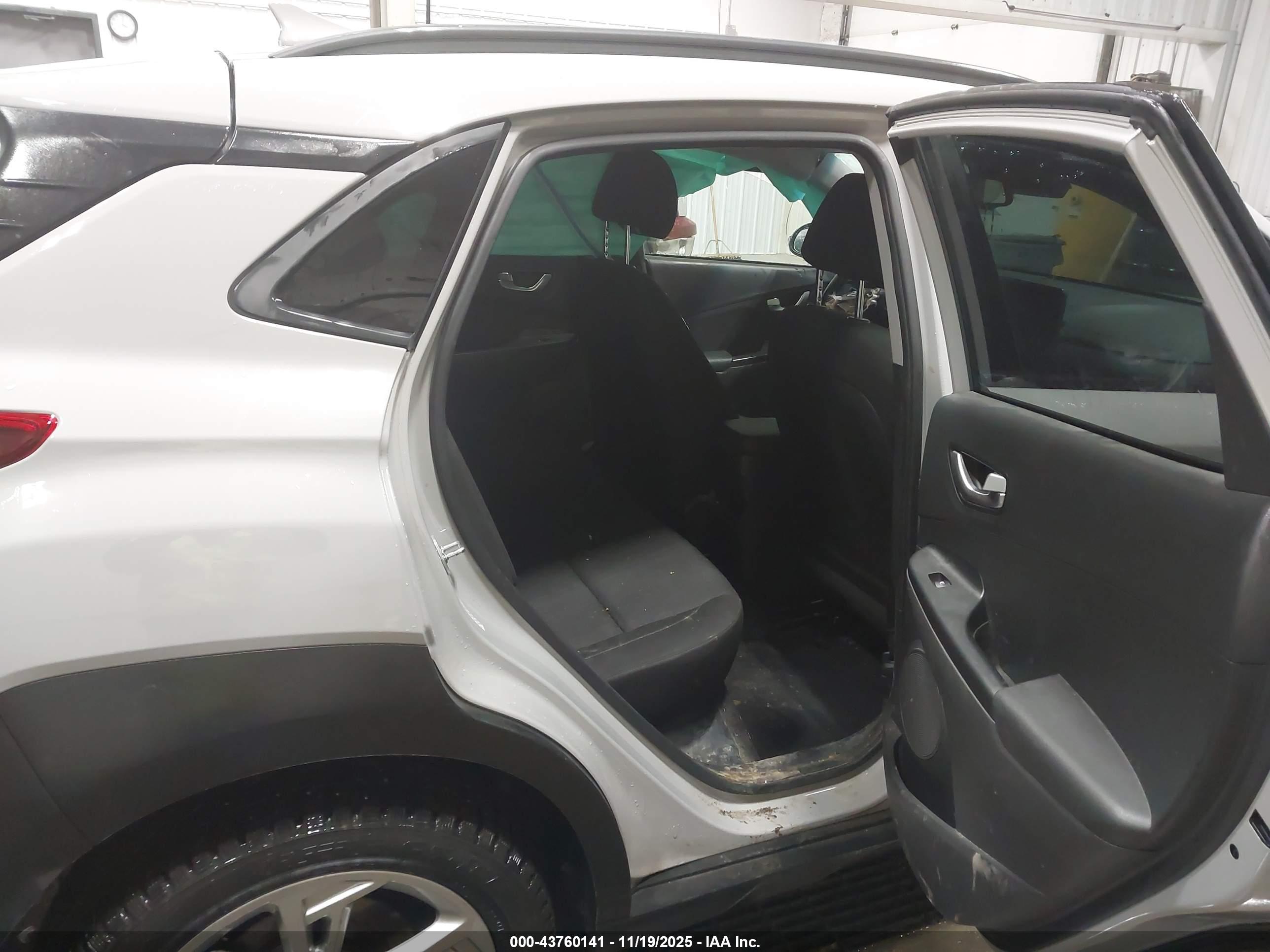 HYUNDAI KONA image 8