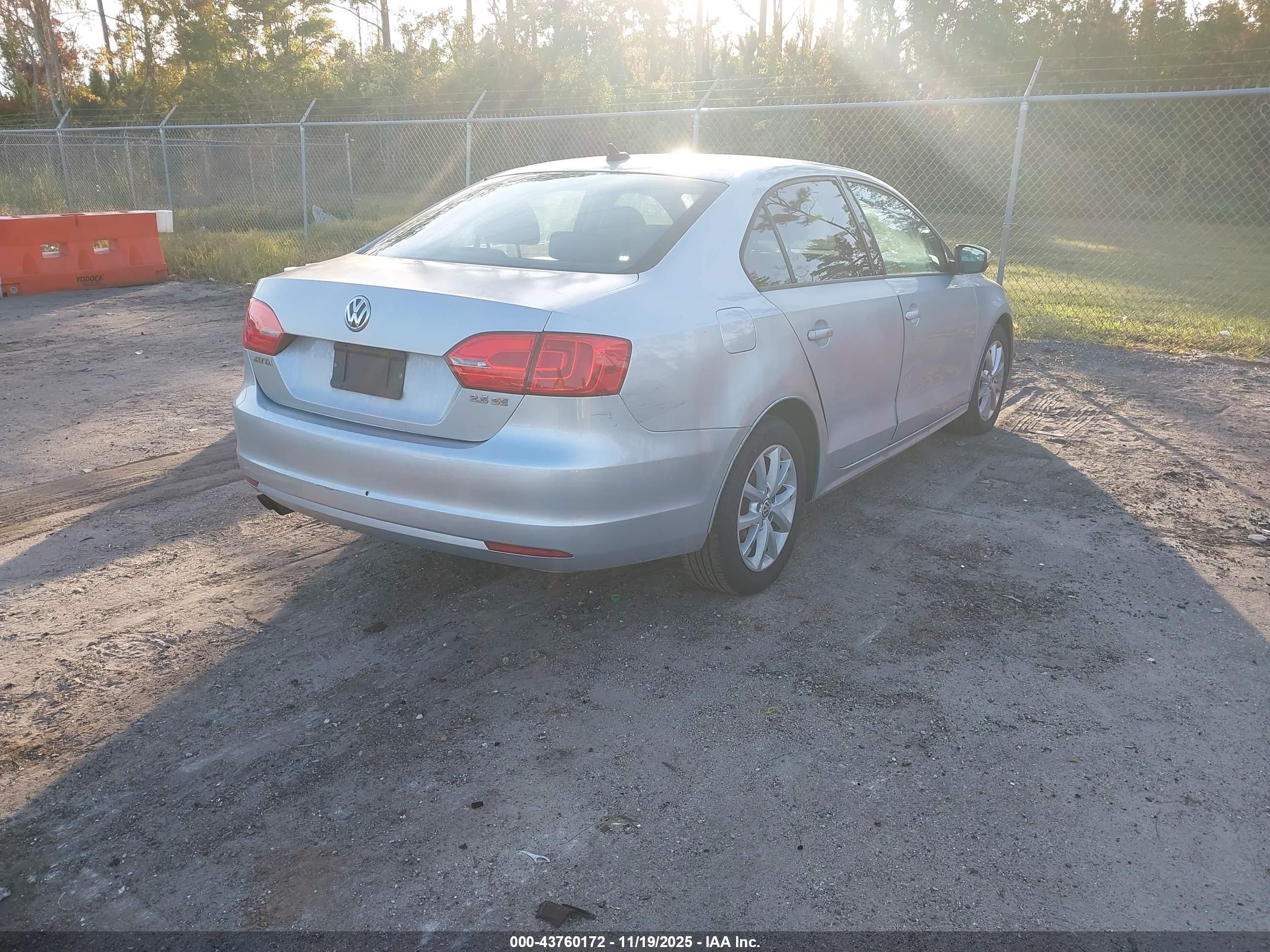 VOLKSWAGEN JETTA image 4