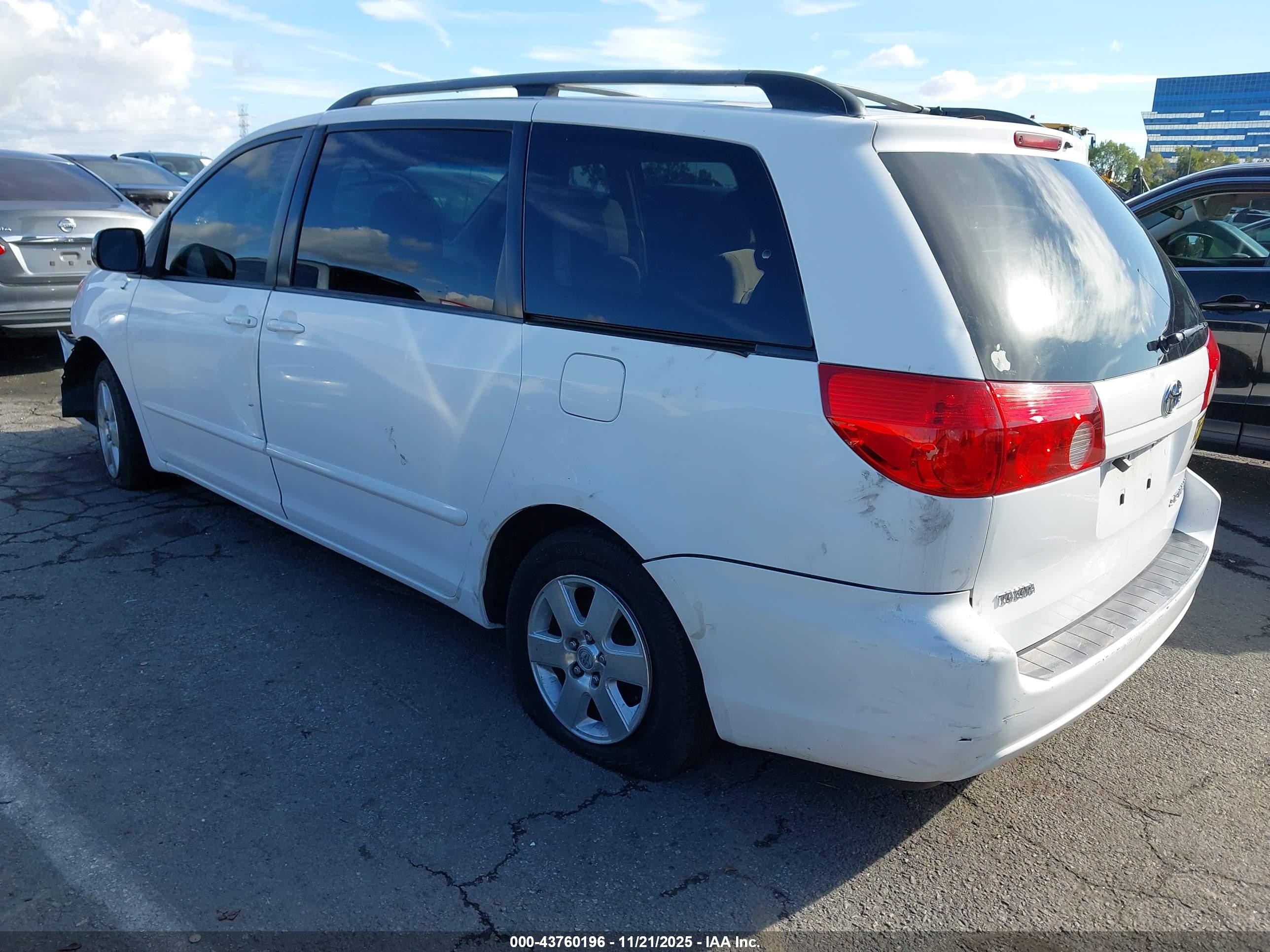 TOYOTA SIENNA image 3