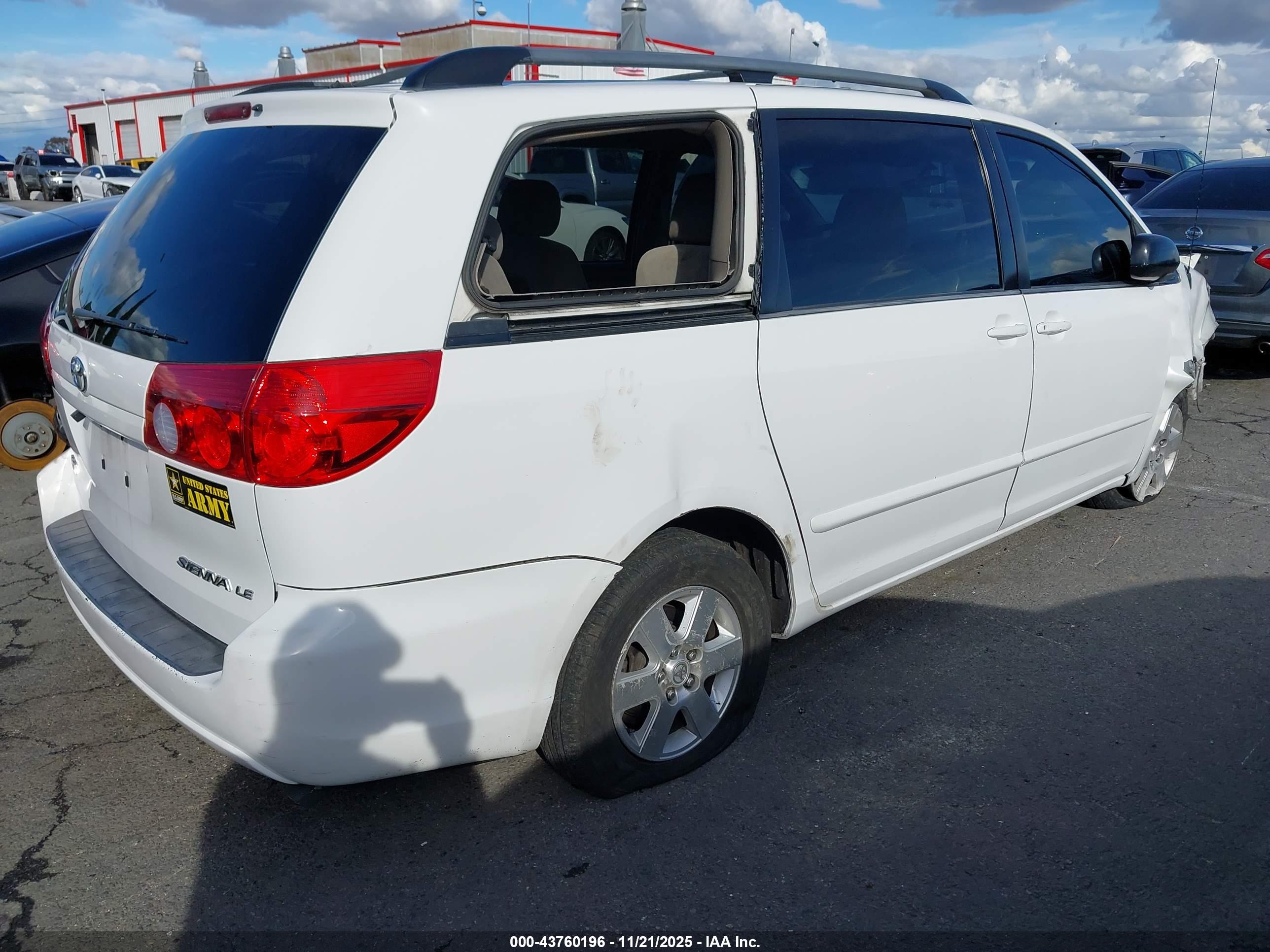 TOYOTA SIENNA image 4