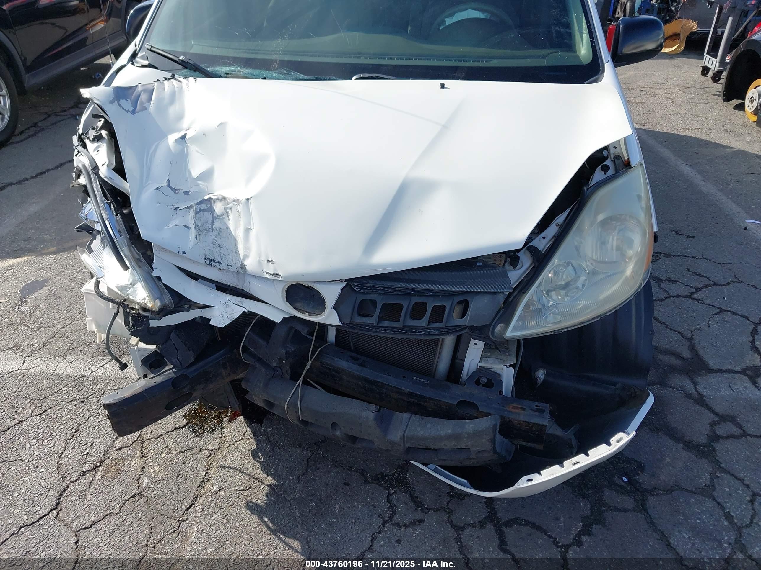 TOYOTA SIENNA image 6