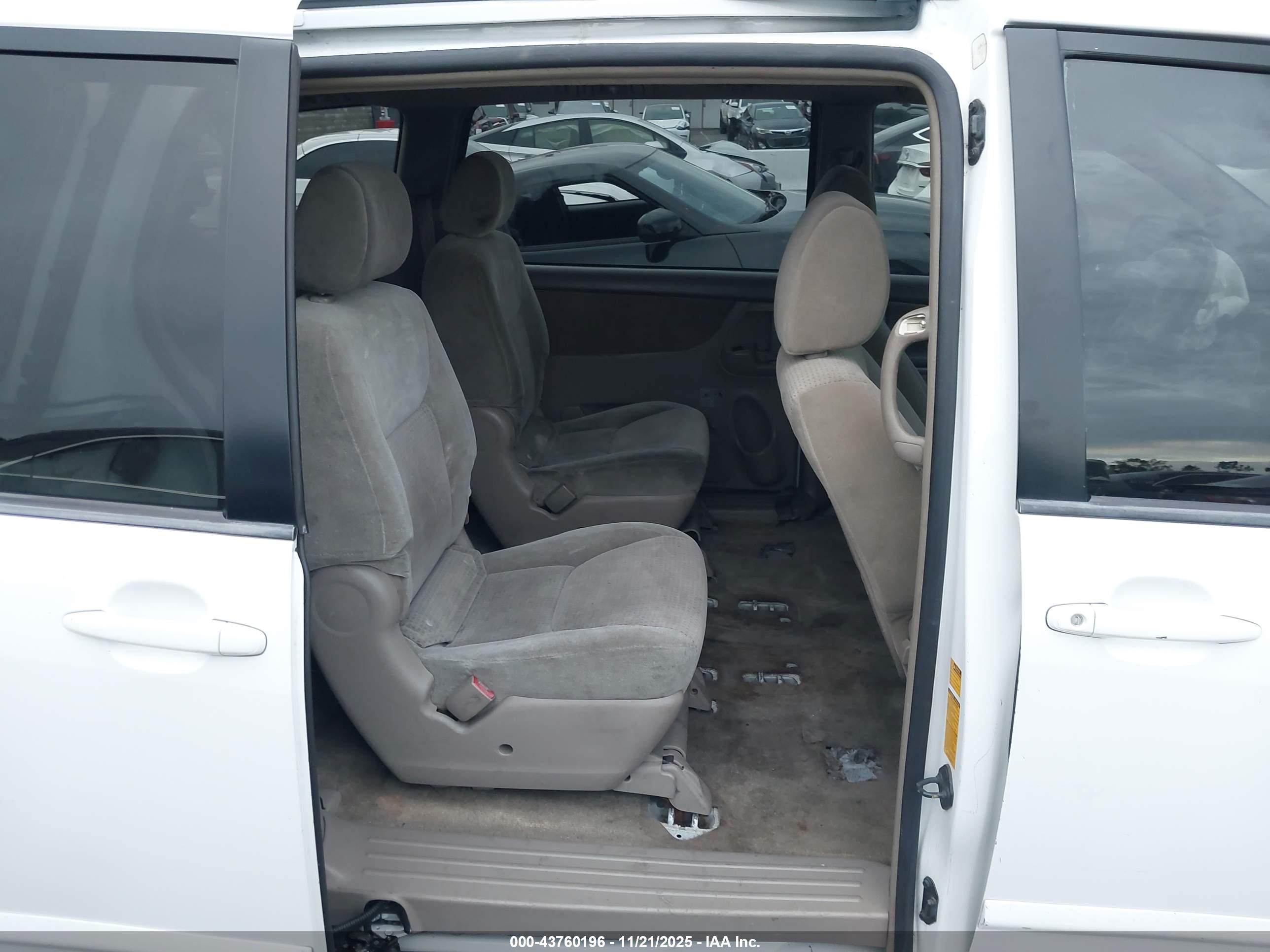 TOYOTA SIENNA image 8
