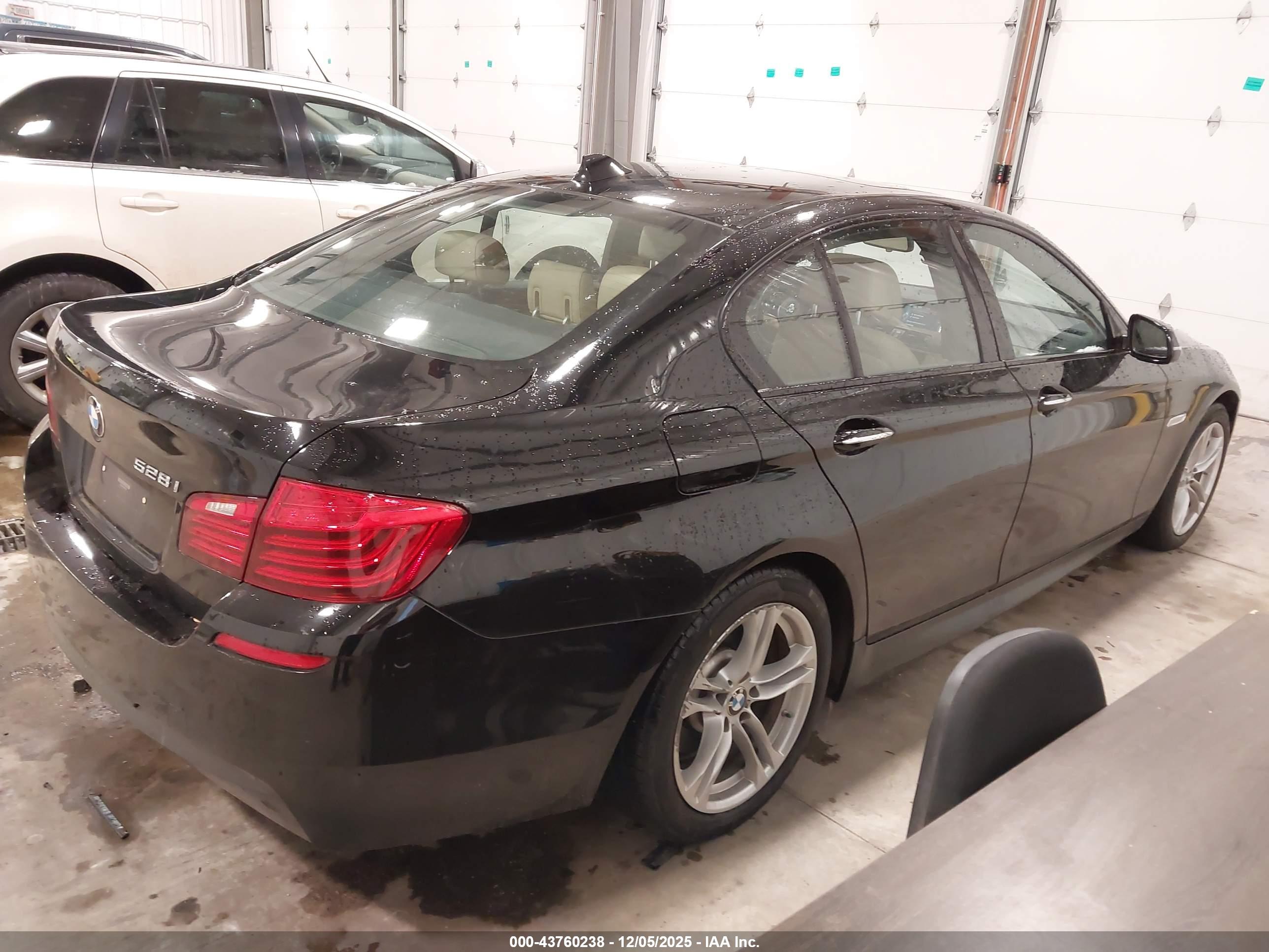 BMW 528I image 4