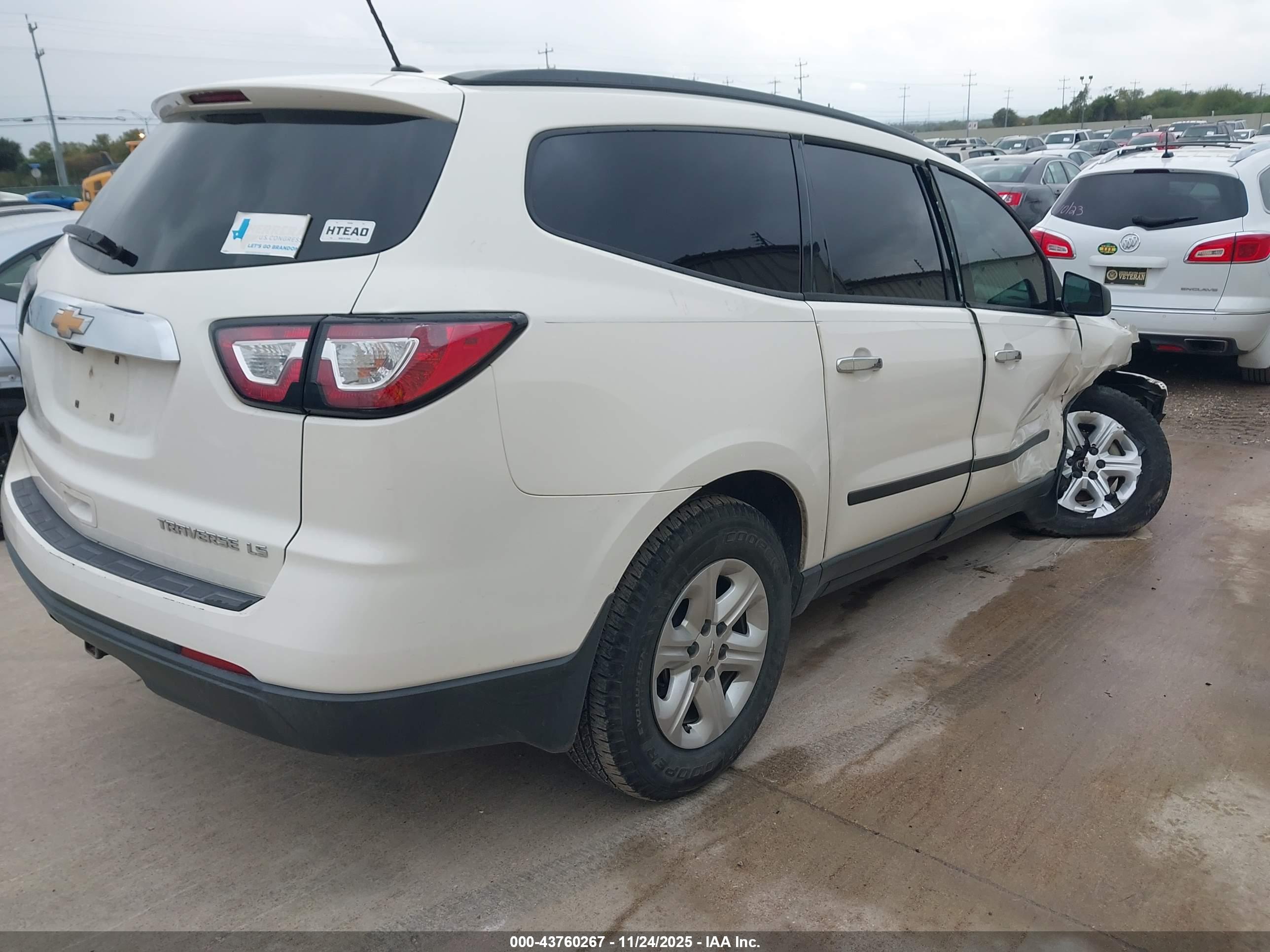 CHEVROLET TRAVERSE image 4