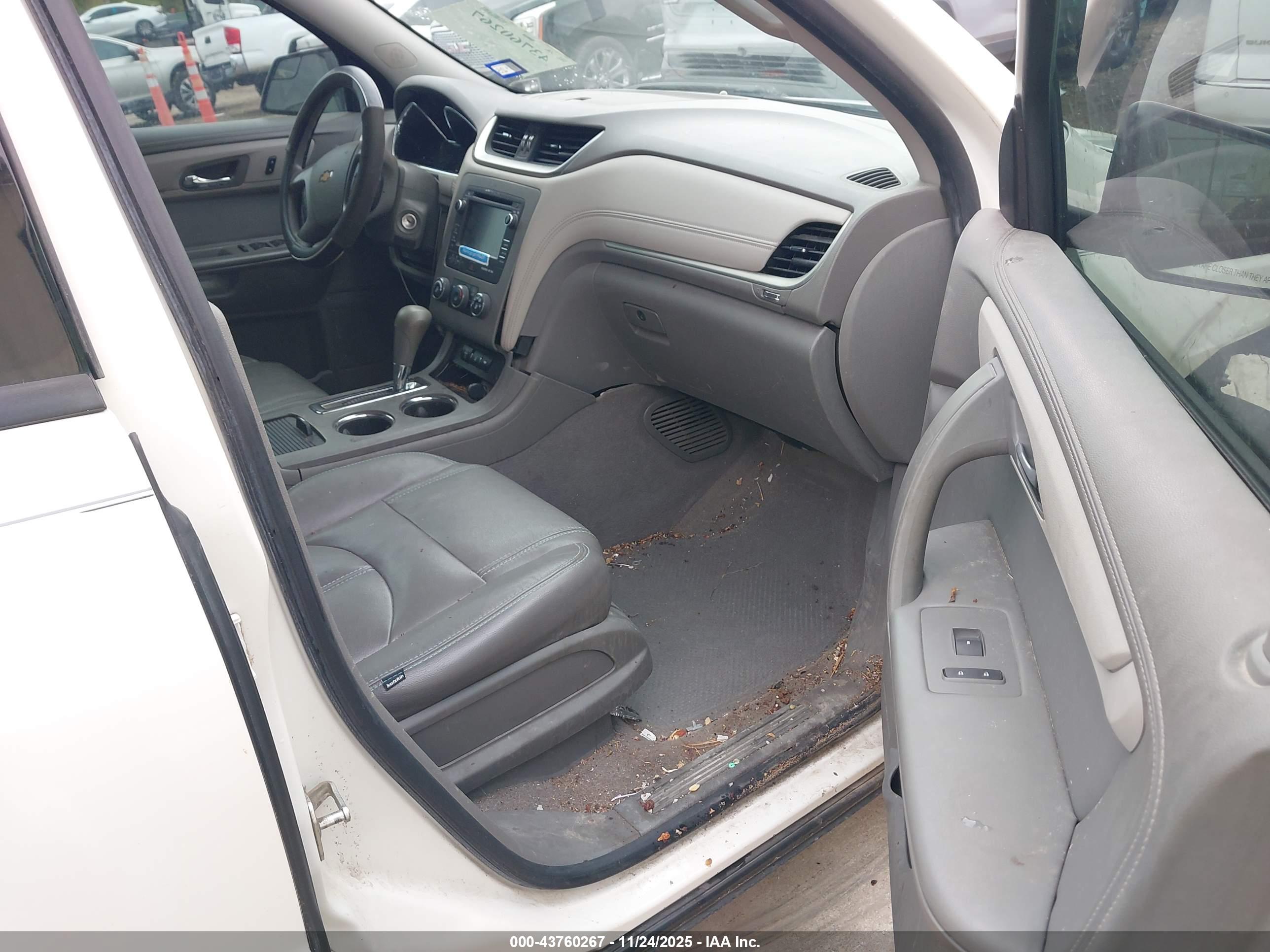 CHEVROLET TRAVERSE image 5