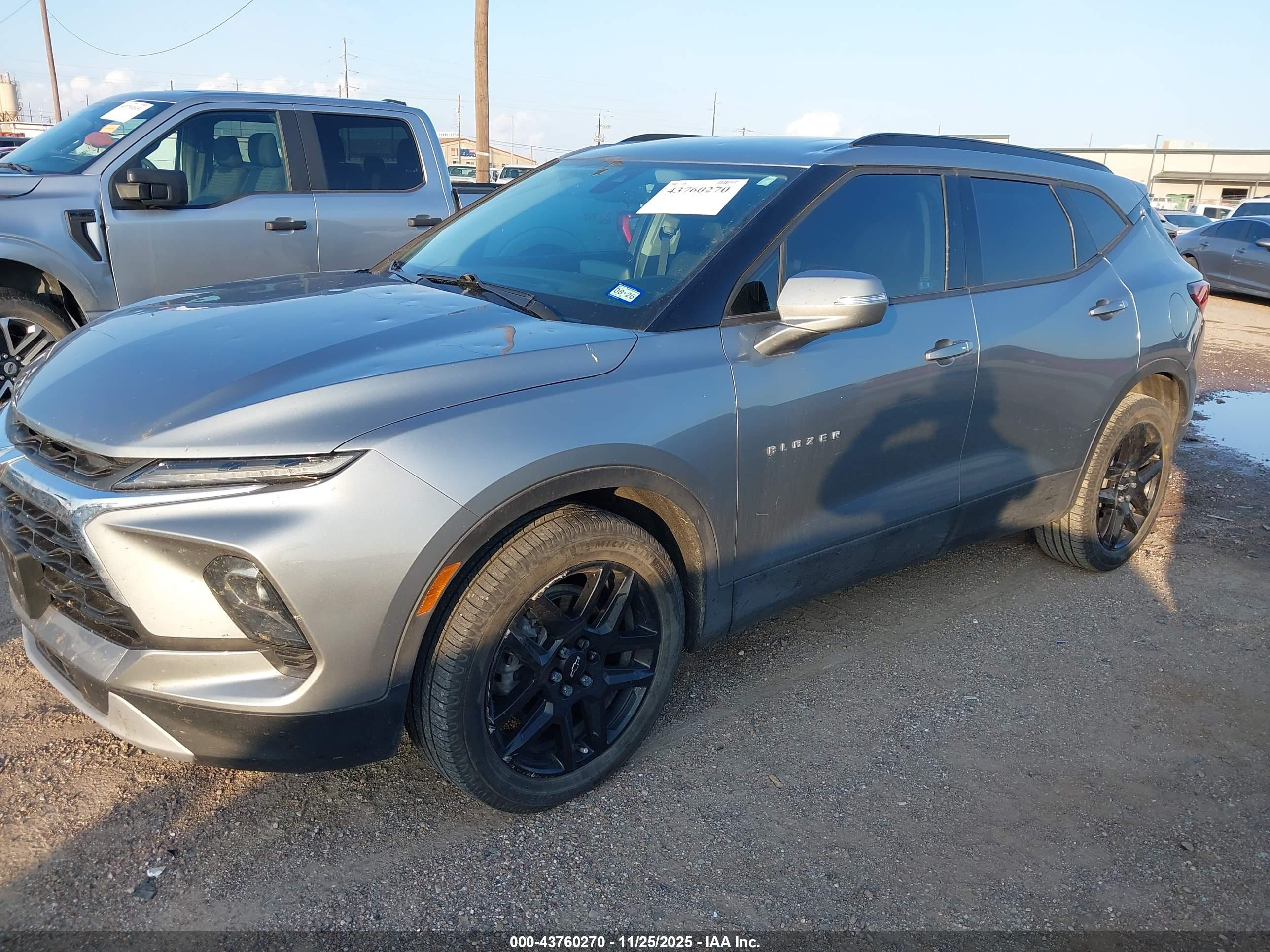 CHEVROLET BLAZER image 2