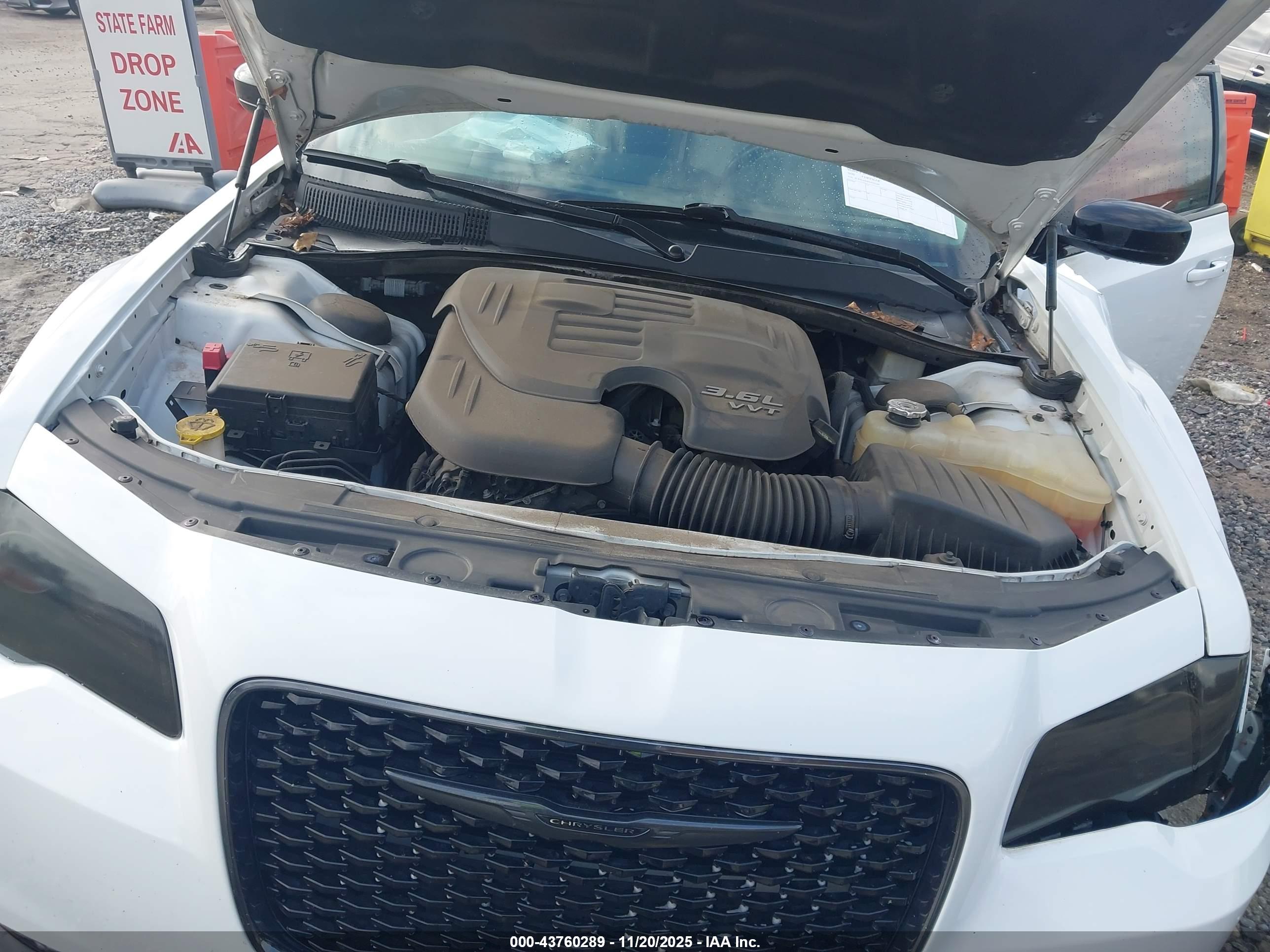 CHRYSLER 300 image 10