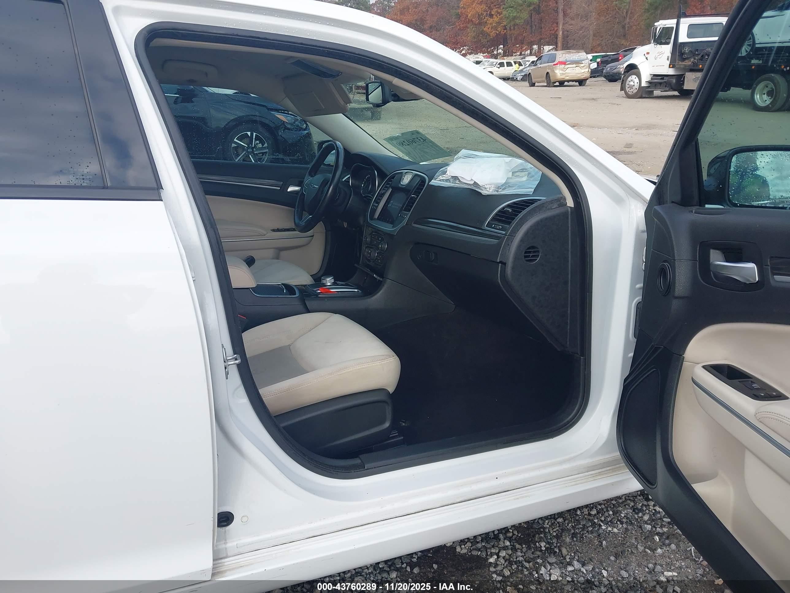 CHRYSLER 300 image 5
