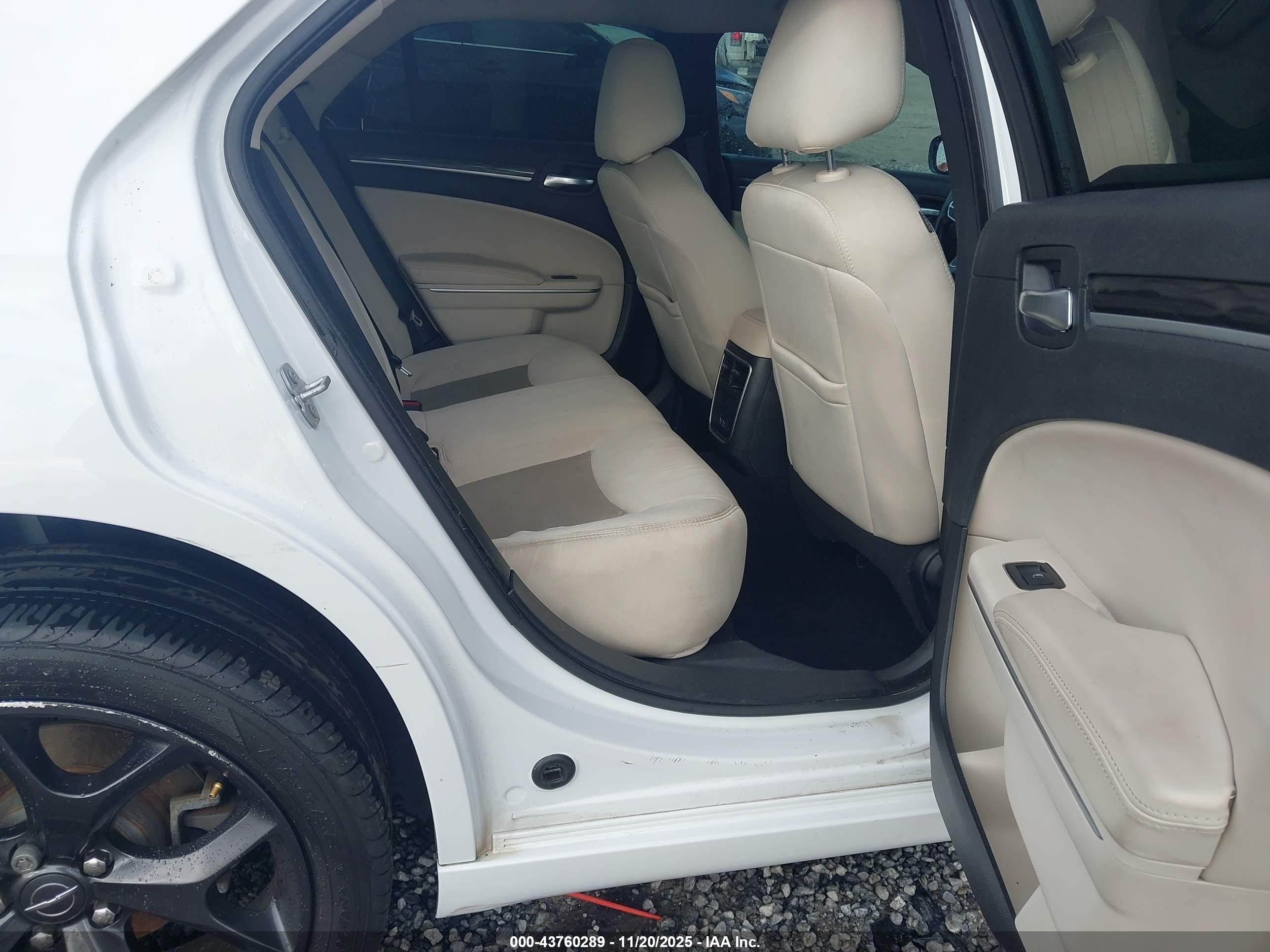 CHRYSLER 300 image 8