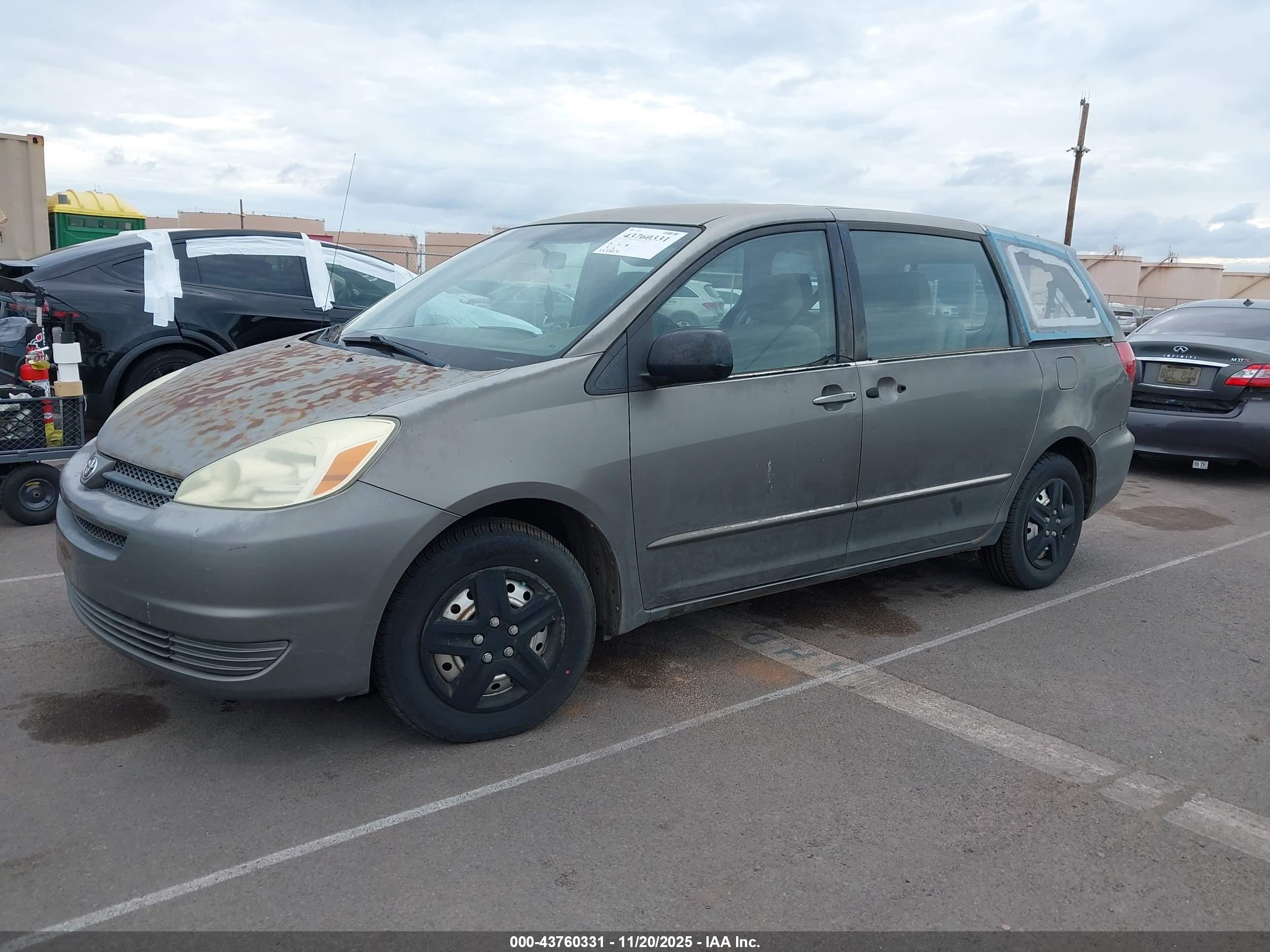 TOYOTA SIENNA image 2