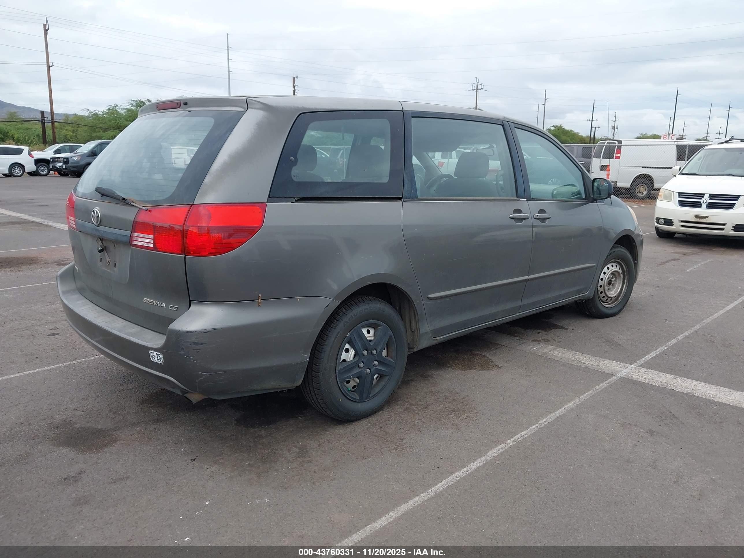 TOYOTA SIENNA image 4