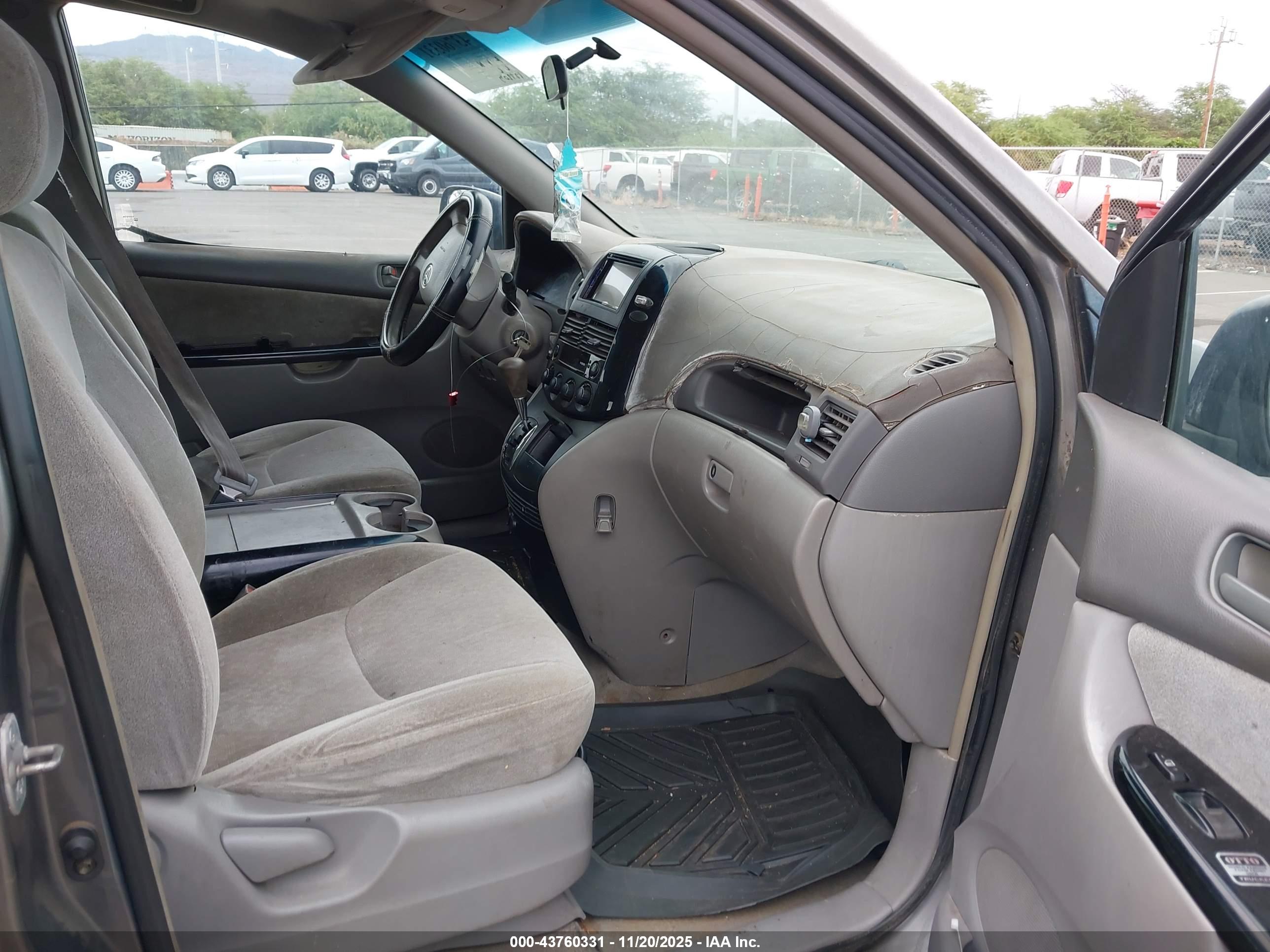 TOYOTA SIENNA image 5