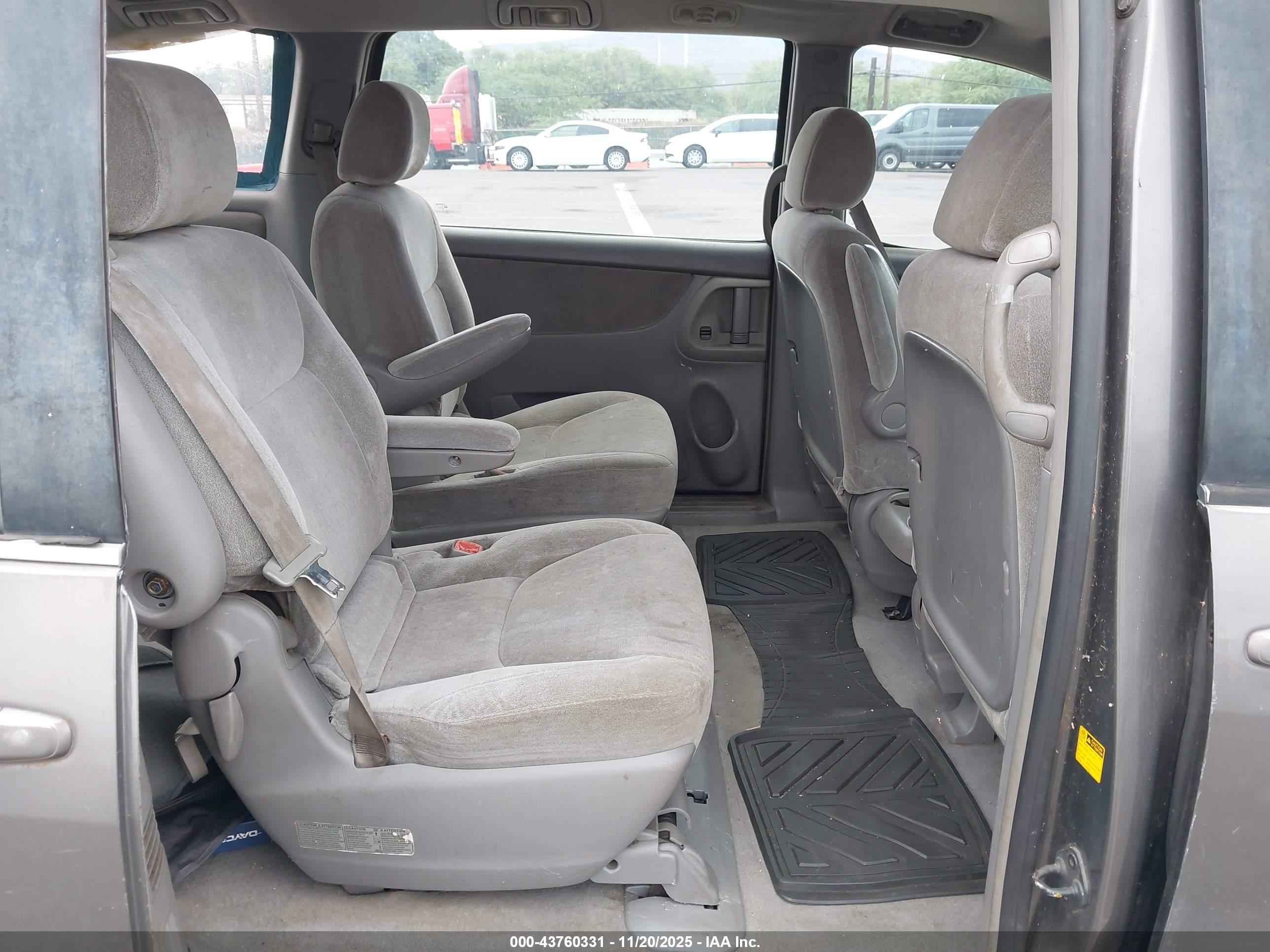 TOYOTA SIENNA image 8