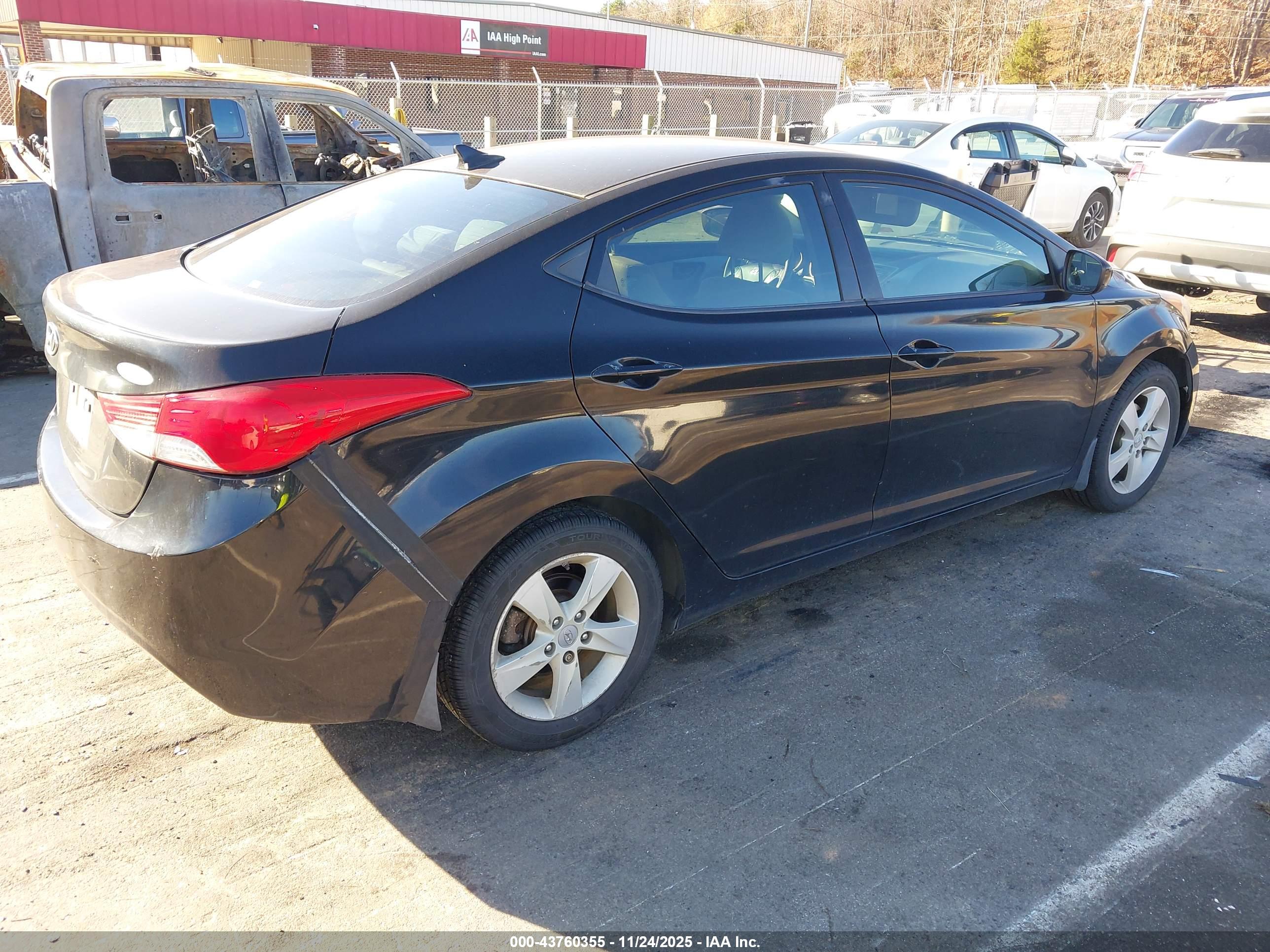 HYUNDAI ELANTRA image 4