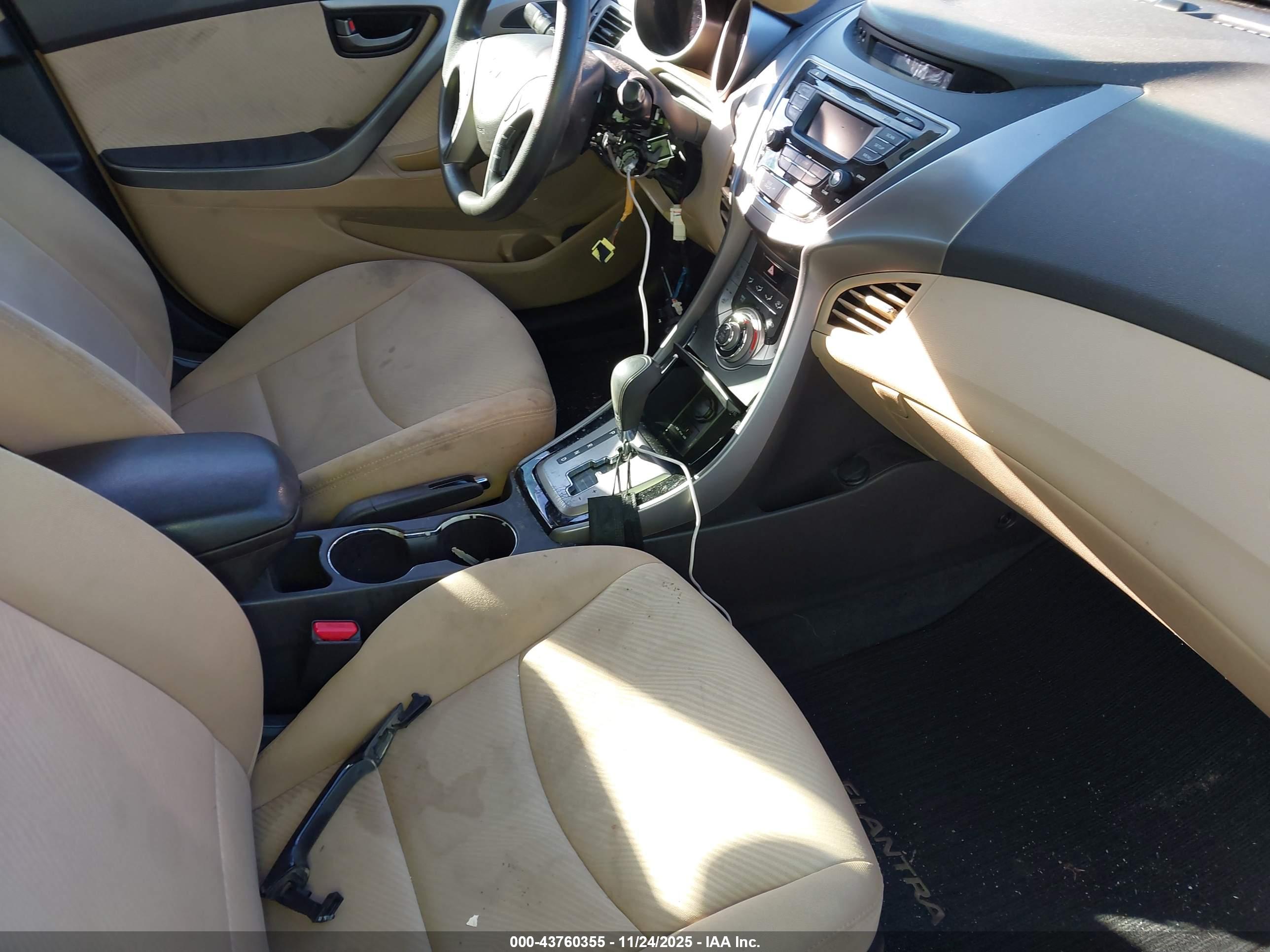 HYUNDAI ELANTRA image 5