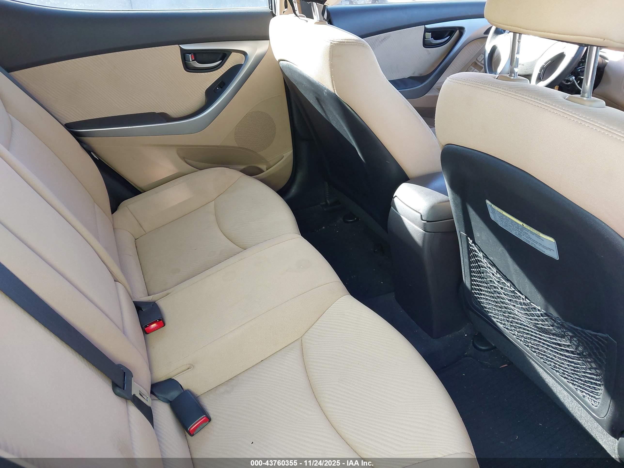 HYUNDAI ELANTRA image 8