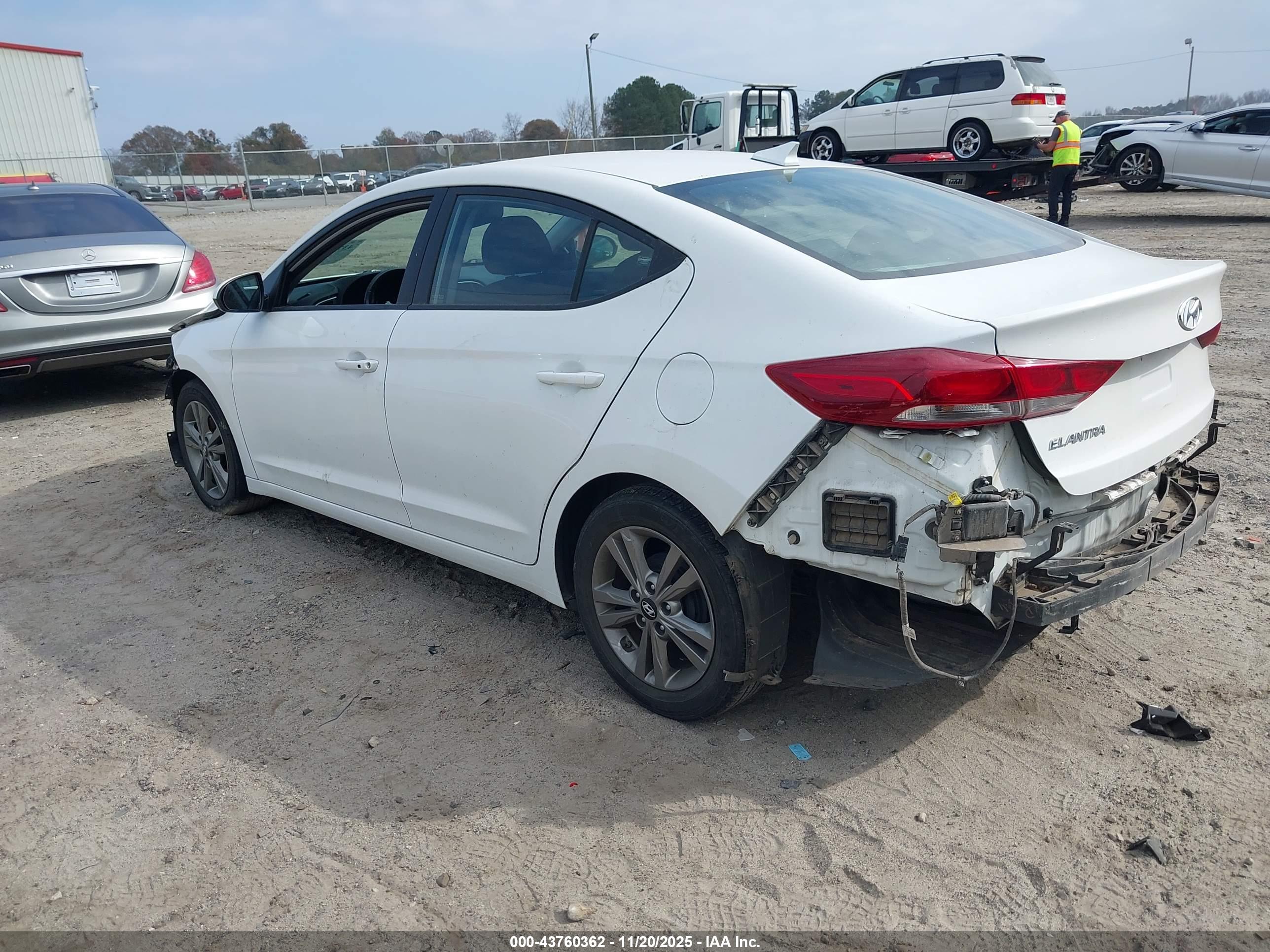 HYUNDAI ELANTRA image 3