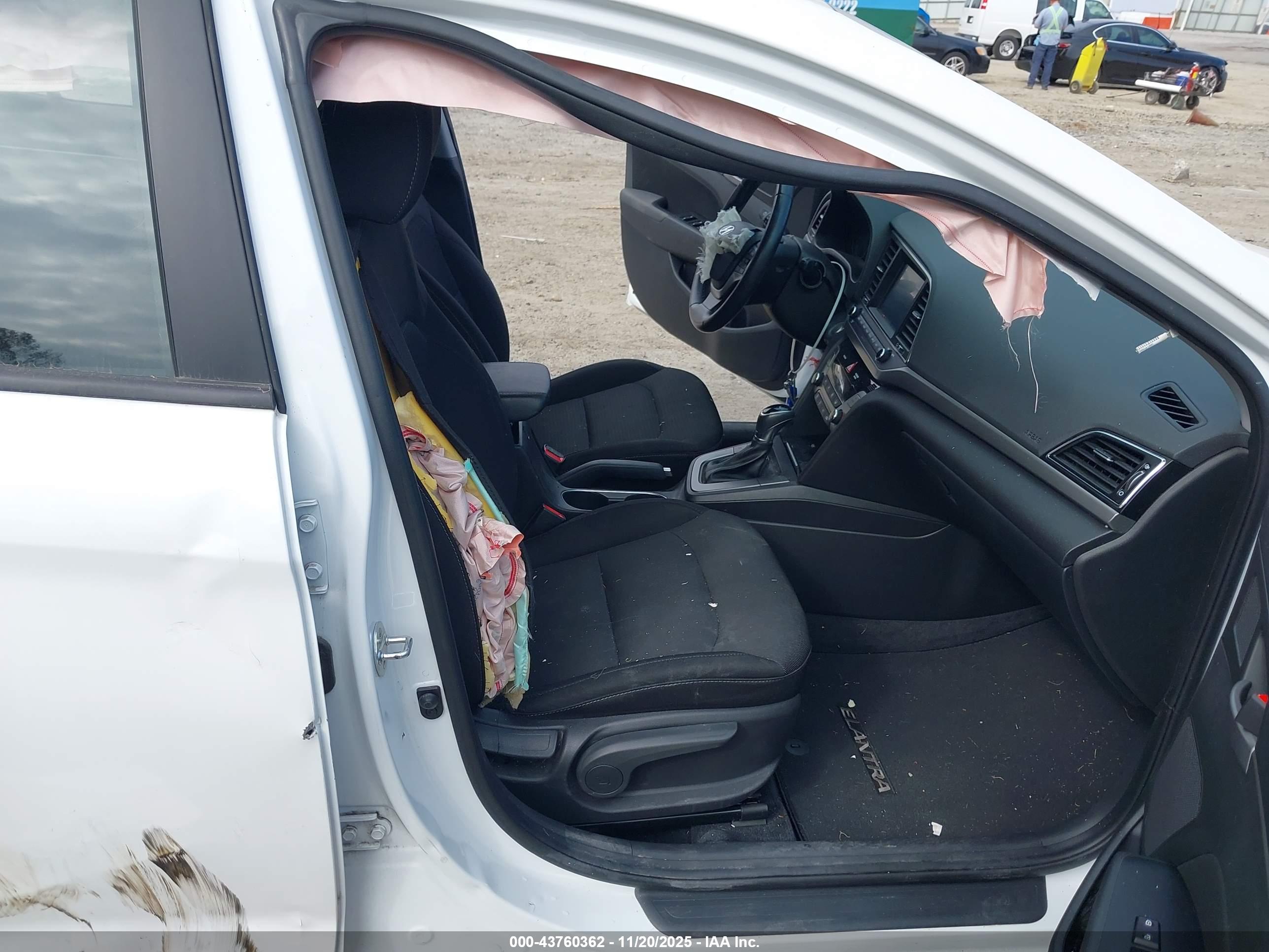 HYUNDAI ELANTRA image 5