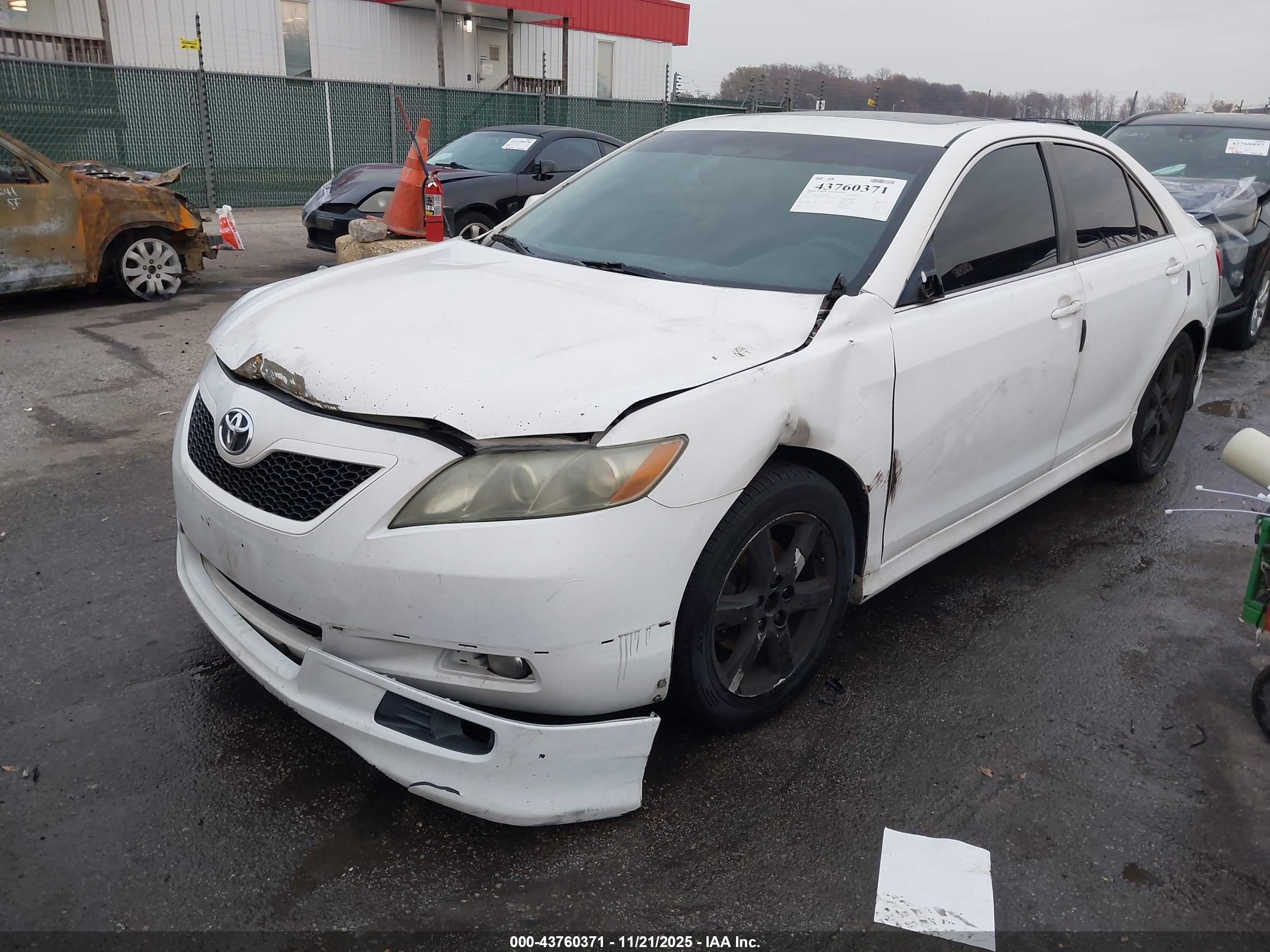 TOYOTA CAMRY image 2