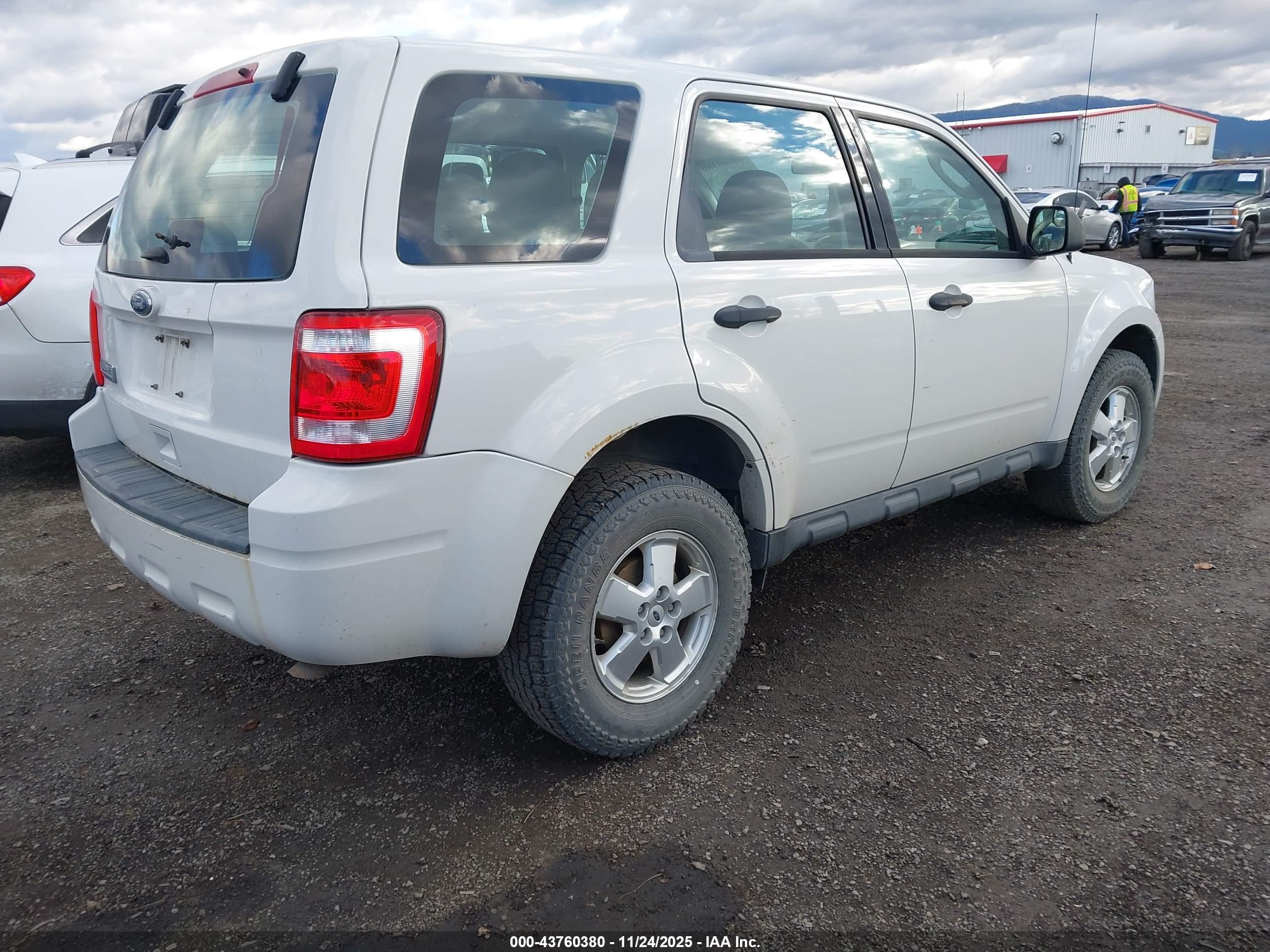 FORD ESCAPE image 4