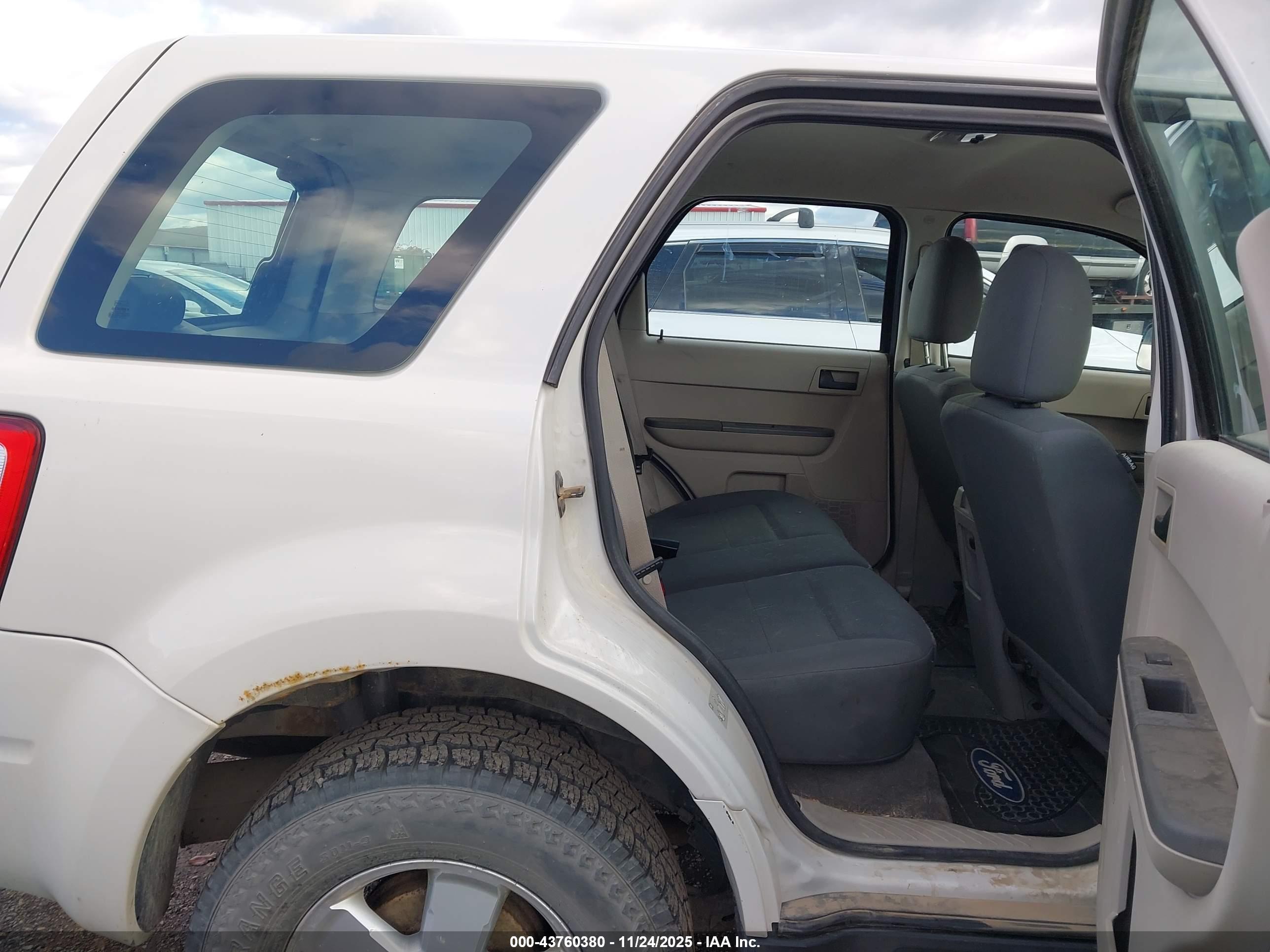 FORD ESCAPE image 8