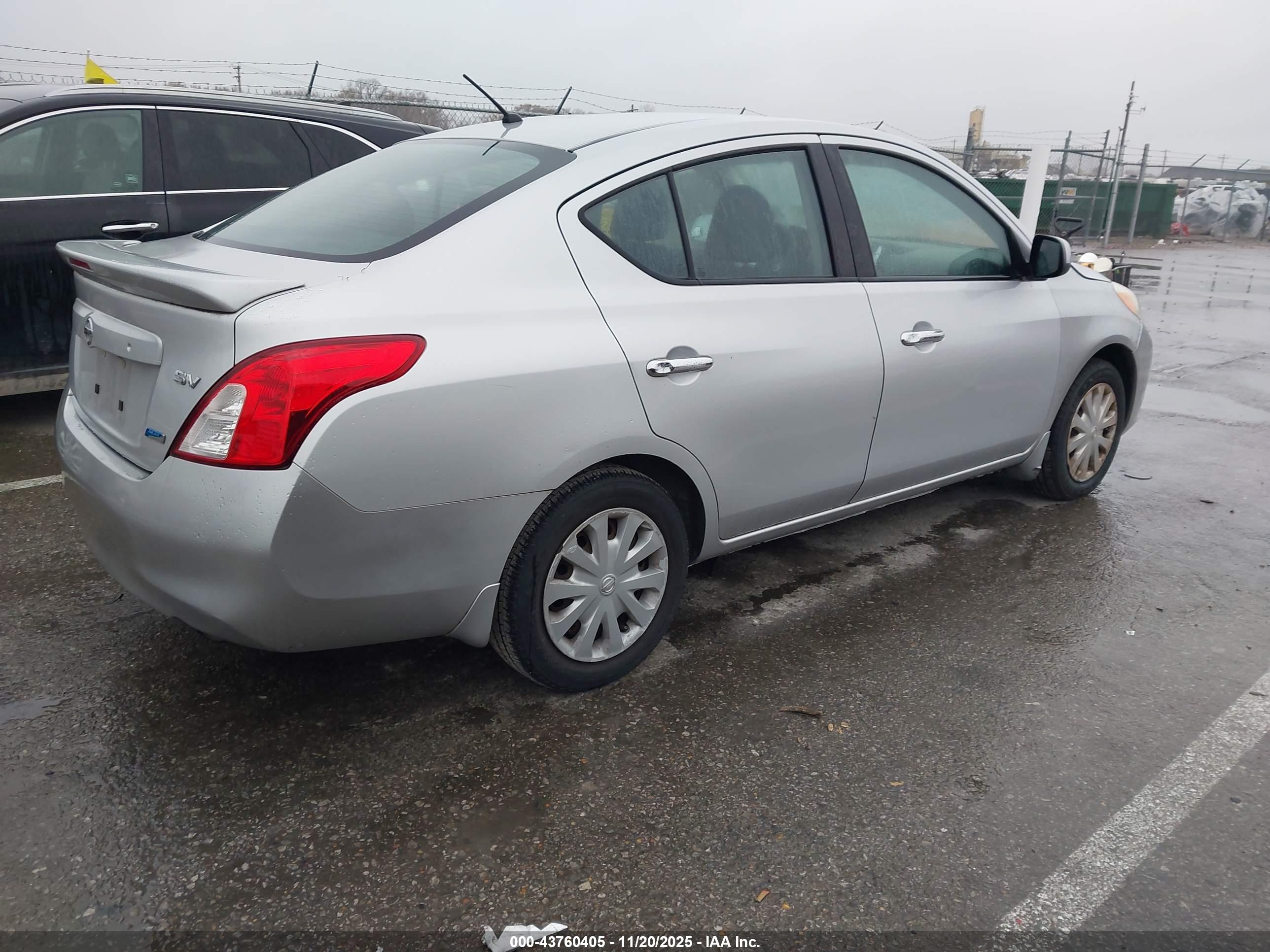 NISSAN VERSA image 4
