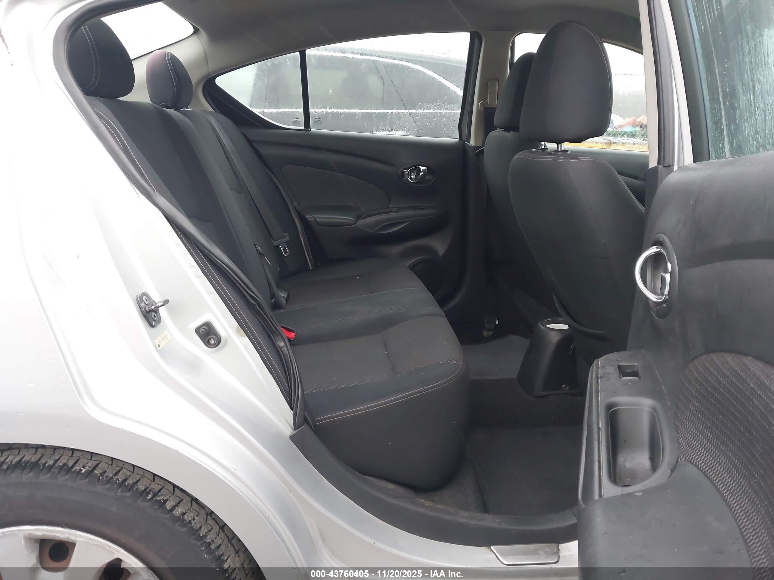NISSAN VERSA image 8