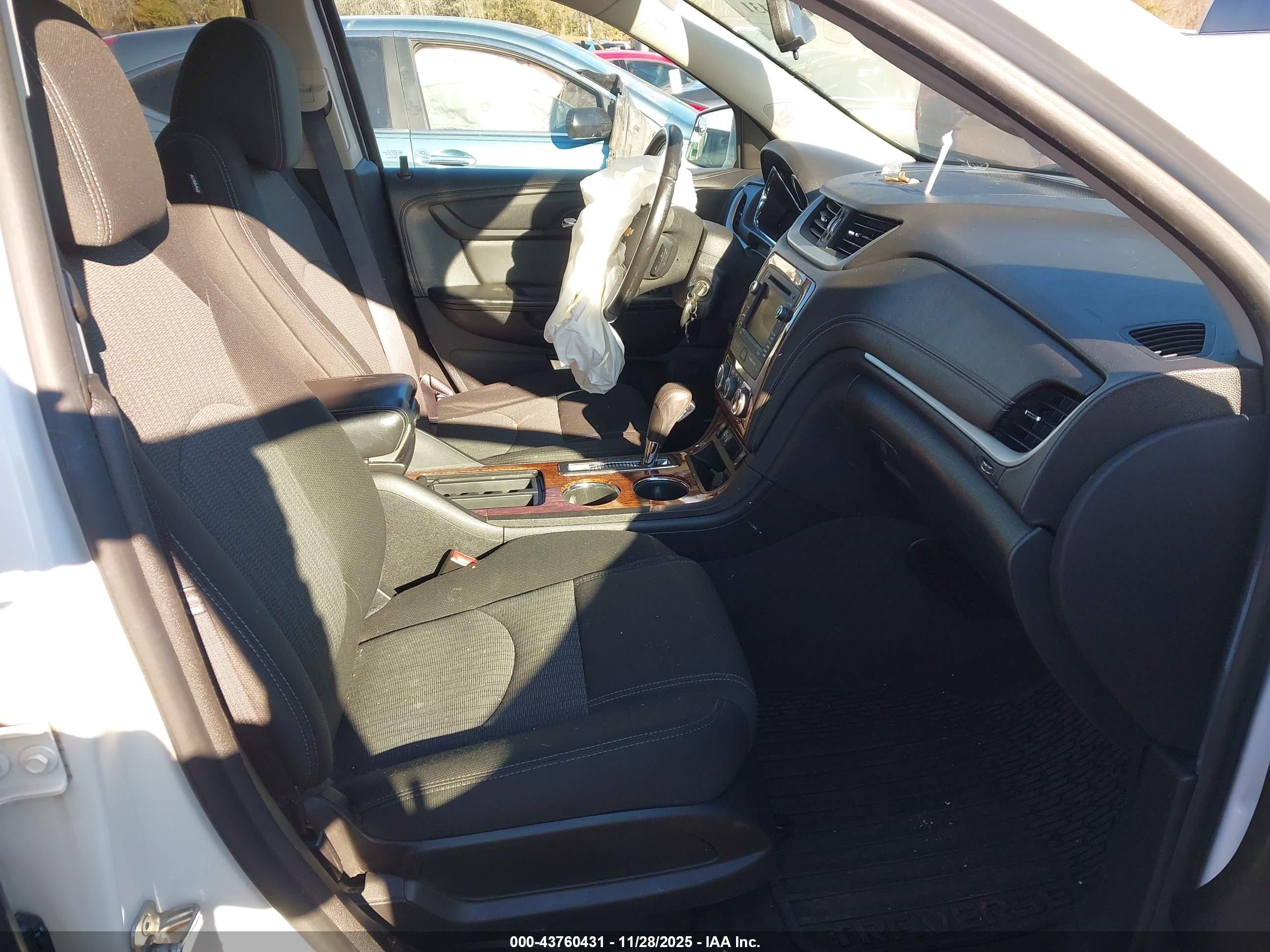 CHEVROLET TRAVERSE image 5