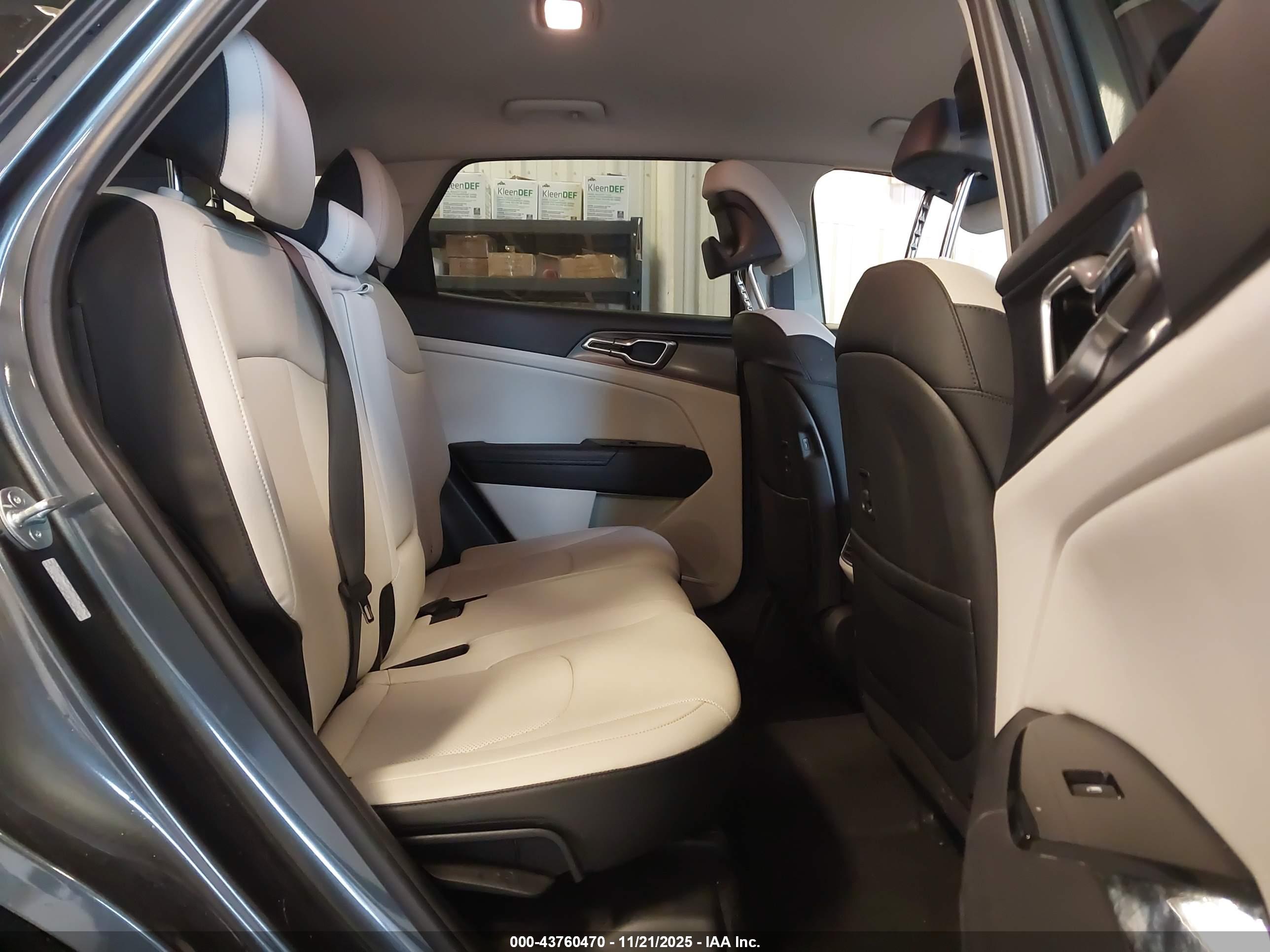 KIA SPORTAGE image 8