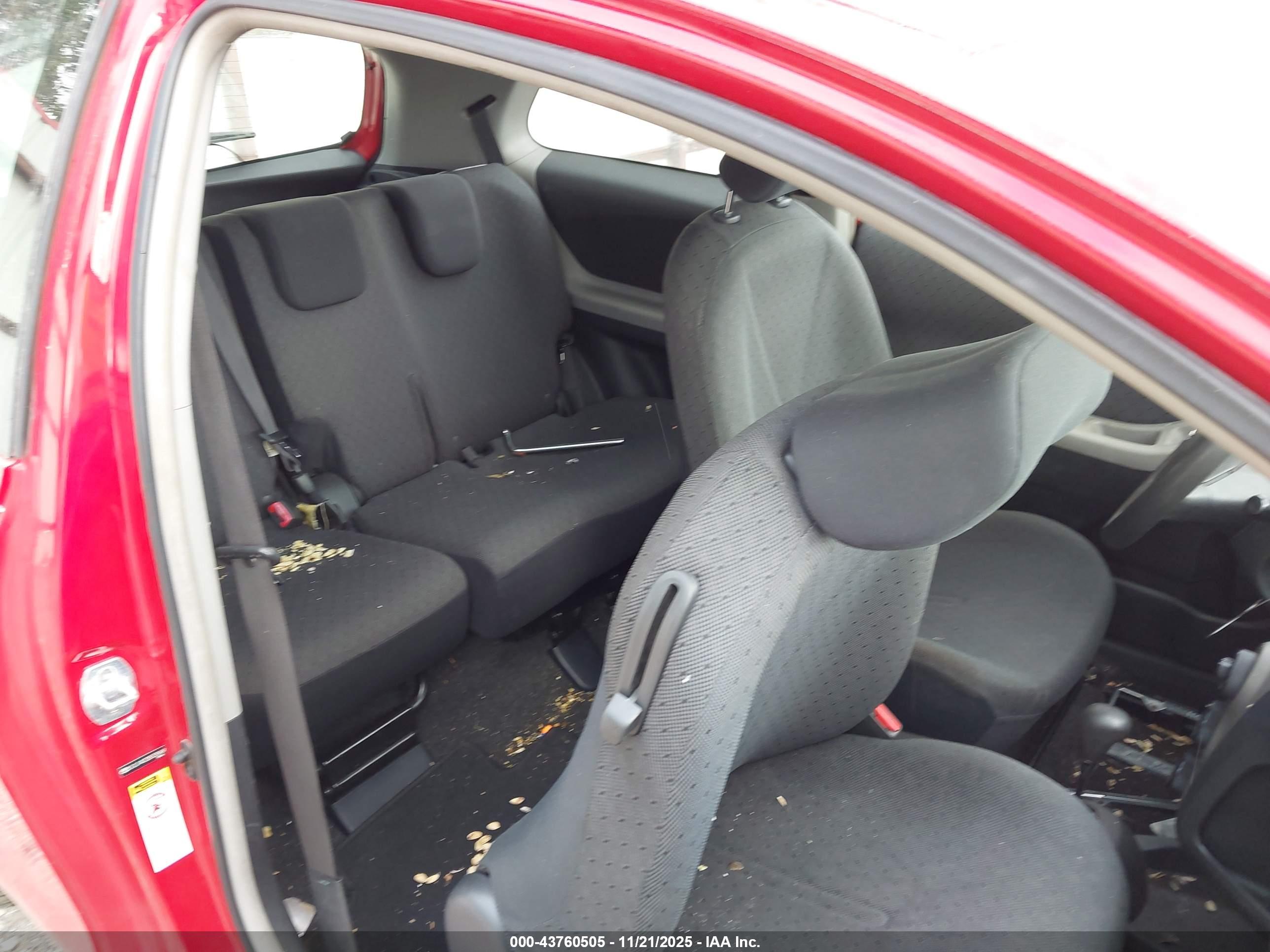 TOYOTA YARIS image 8
