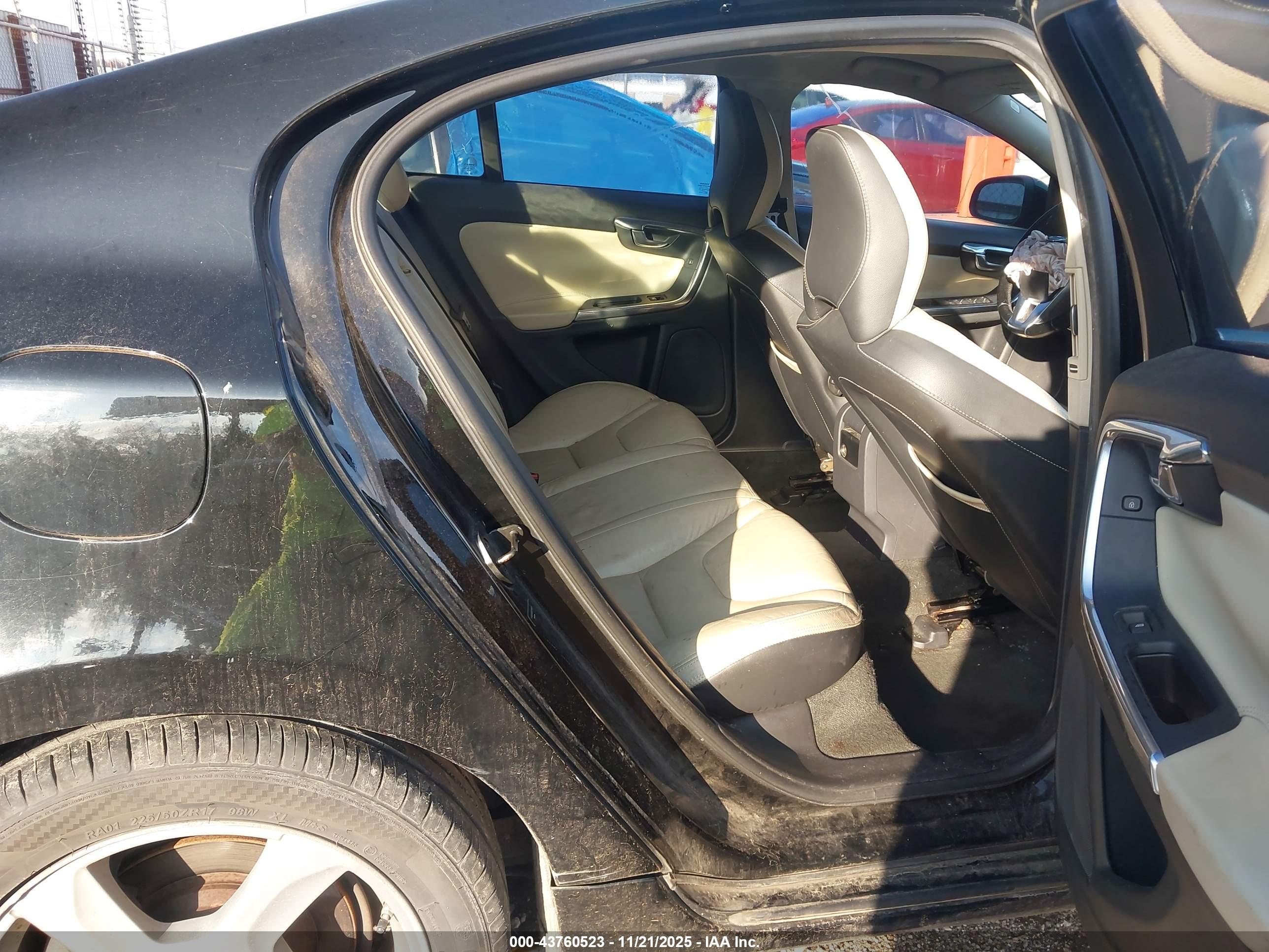 VOLVO S60 image 8