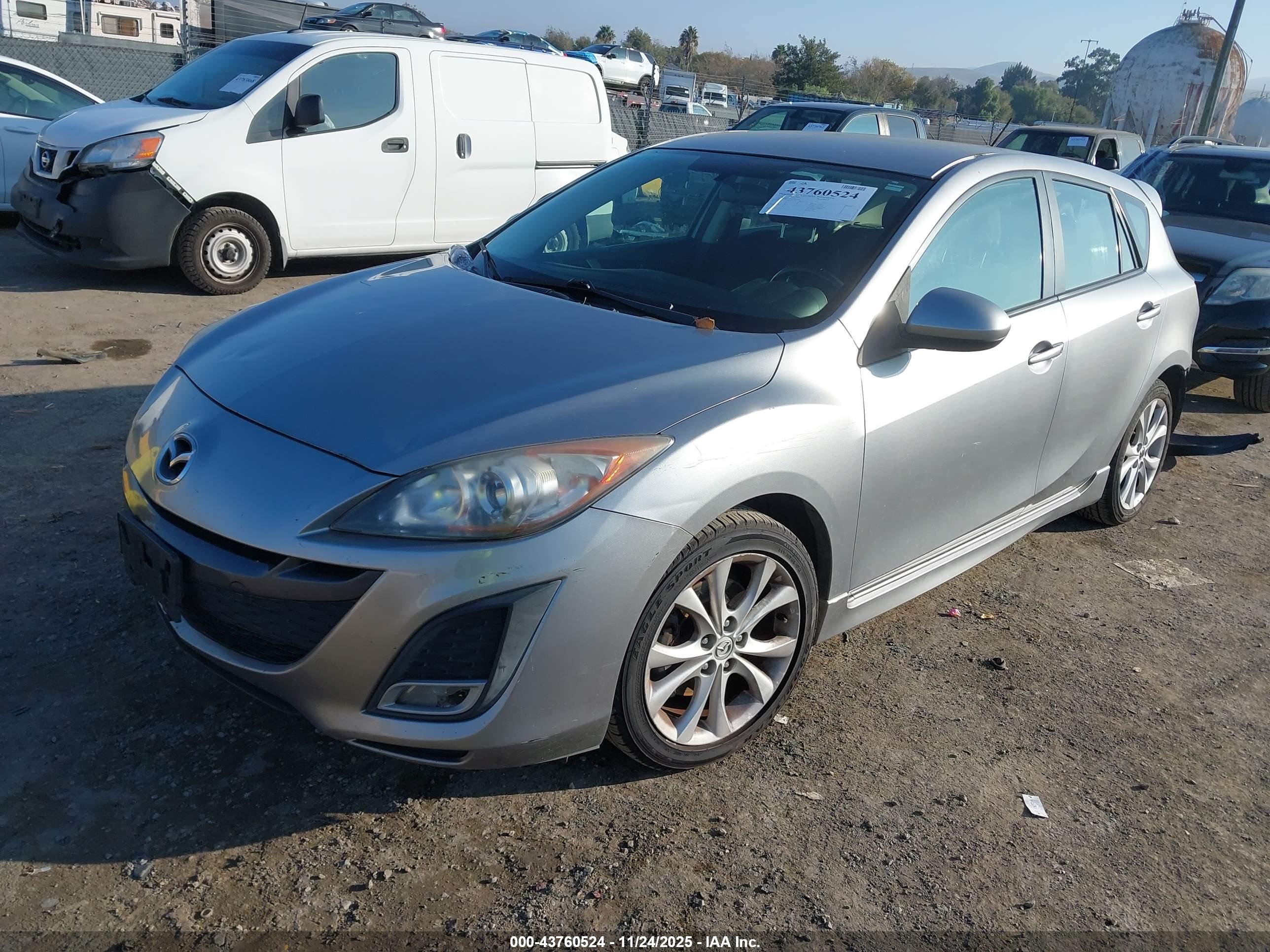 MAZDA MAZDA3 image 2