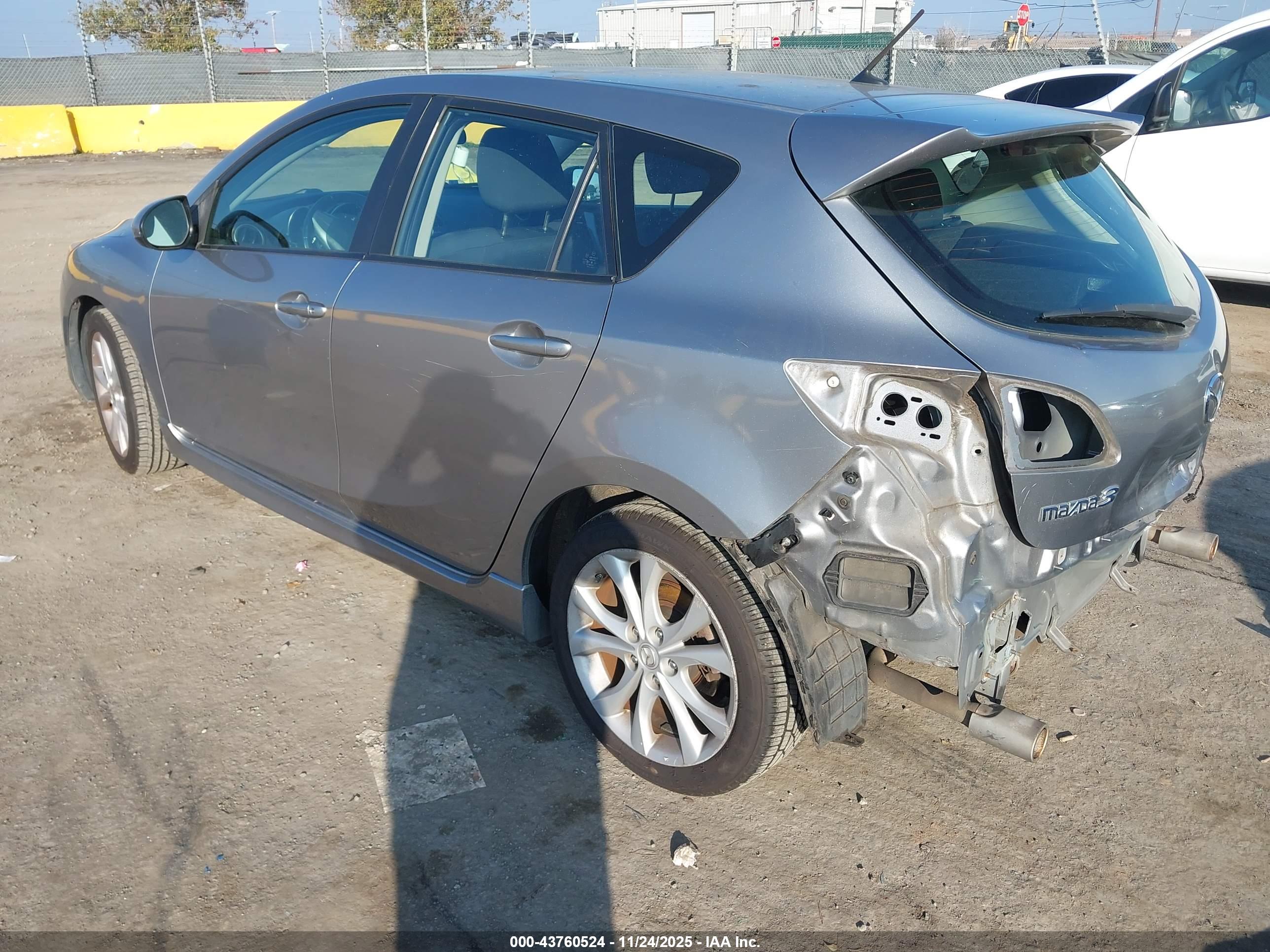 MAZDA MAZDA3 image 3