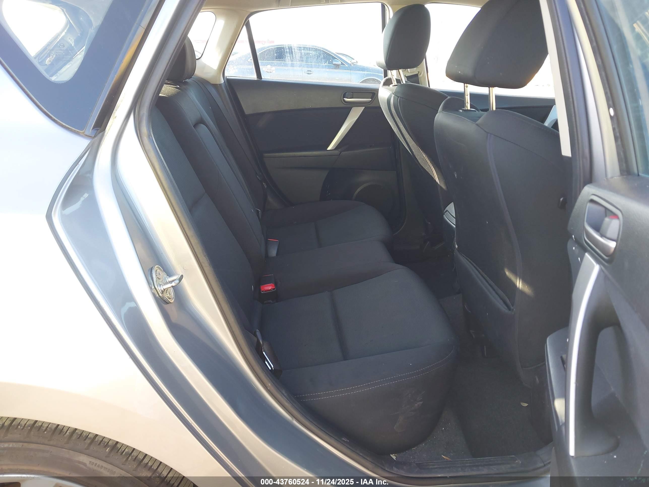 MAZDA MAZDA3 image 8
