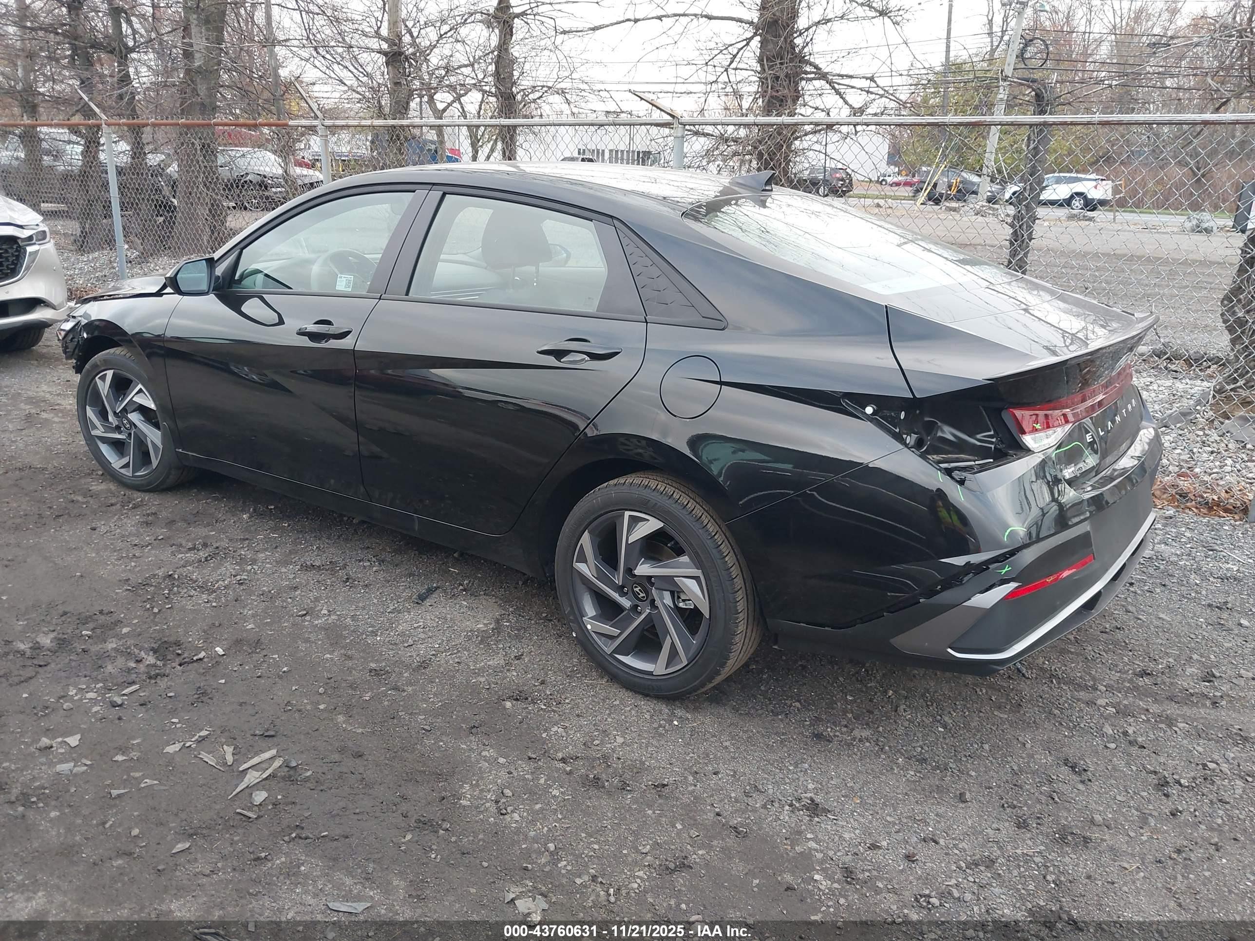 HYUNDAI ELANTRA image 3