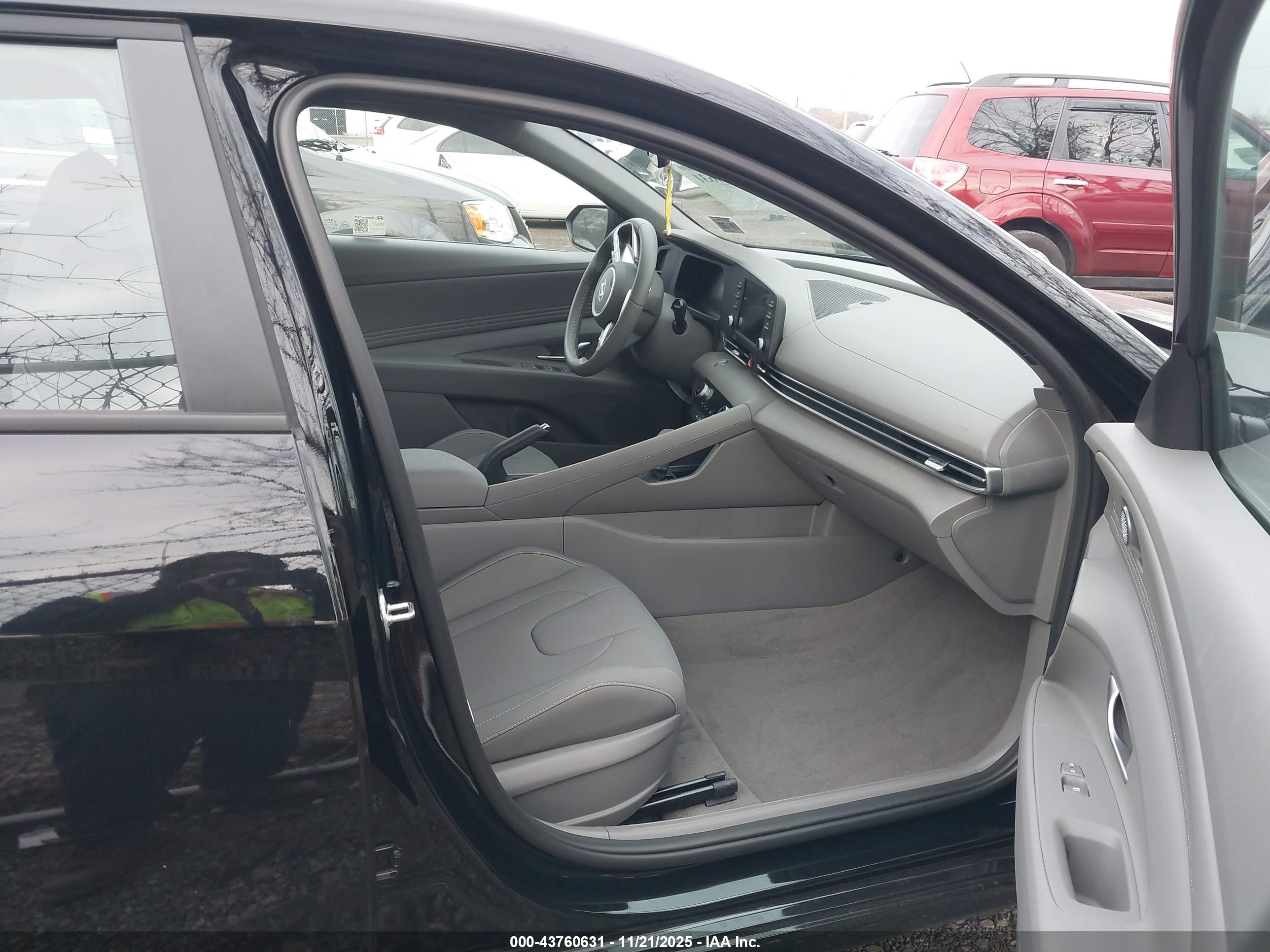 HYUNDAI ELANTRA image 5