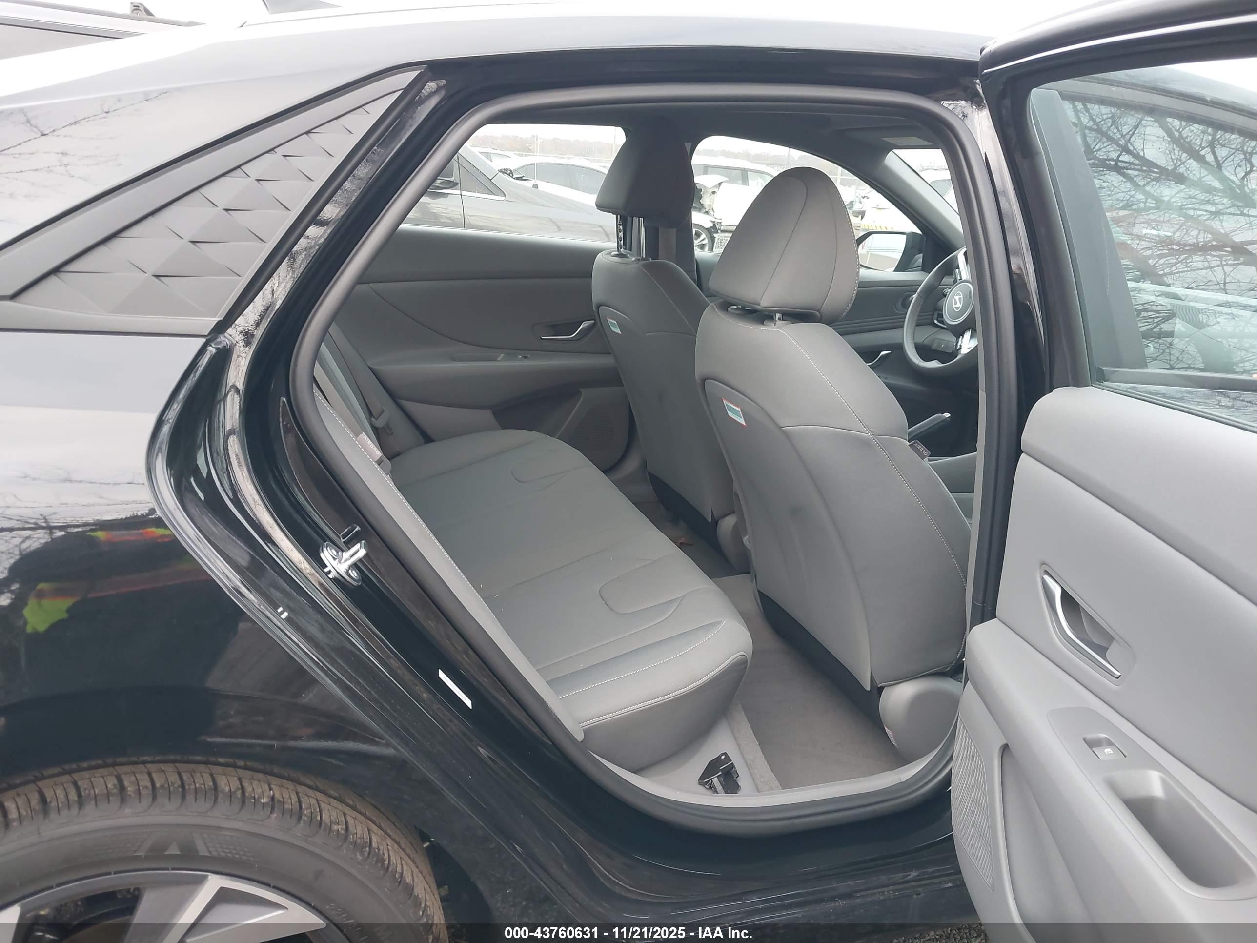 HYUNDAI ELANTRA image 8