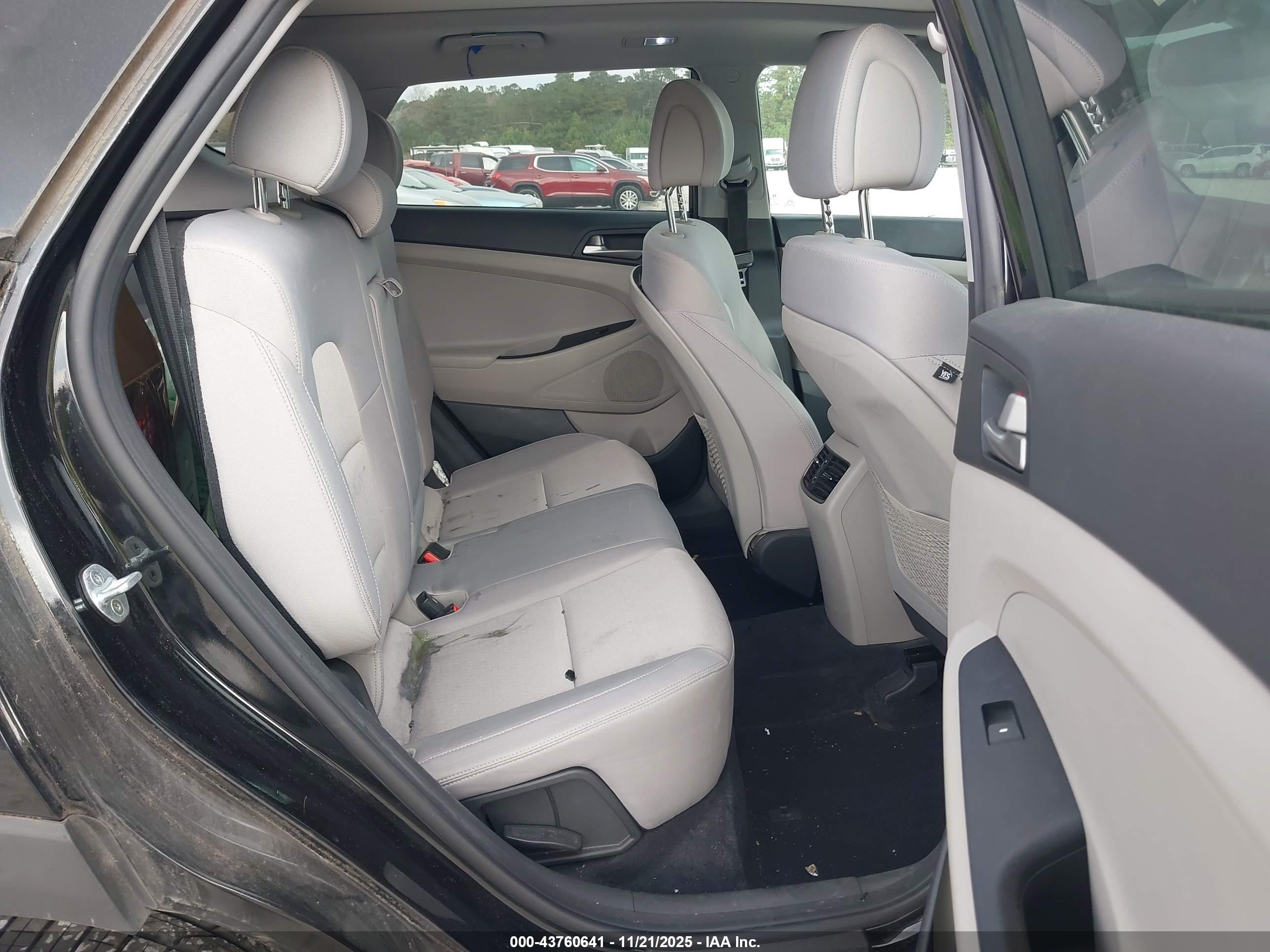 HYUNDAI TUCSON image 8