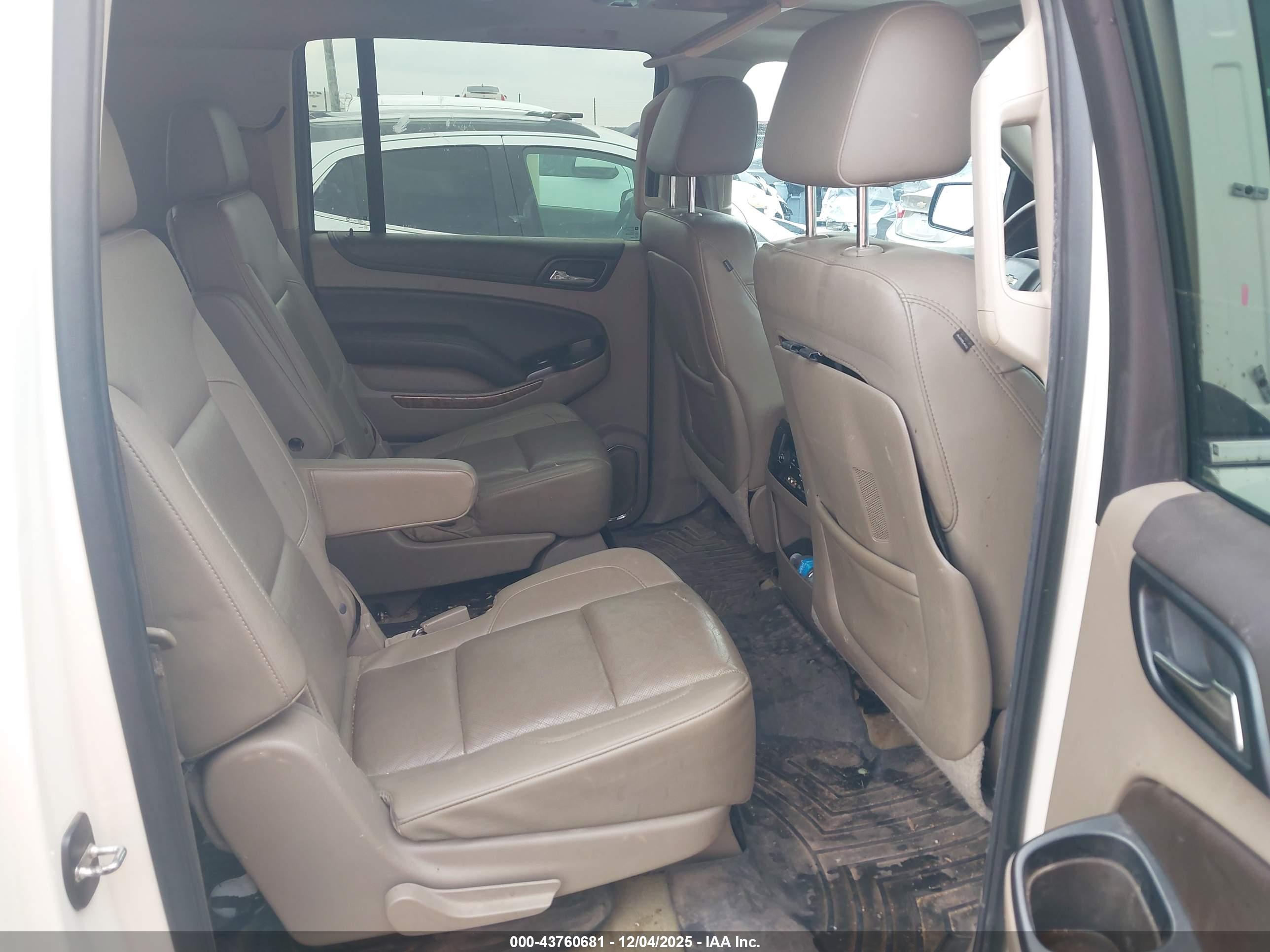 CHEVROLET SUBURBAN image 8