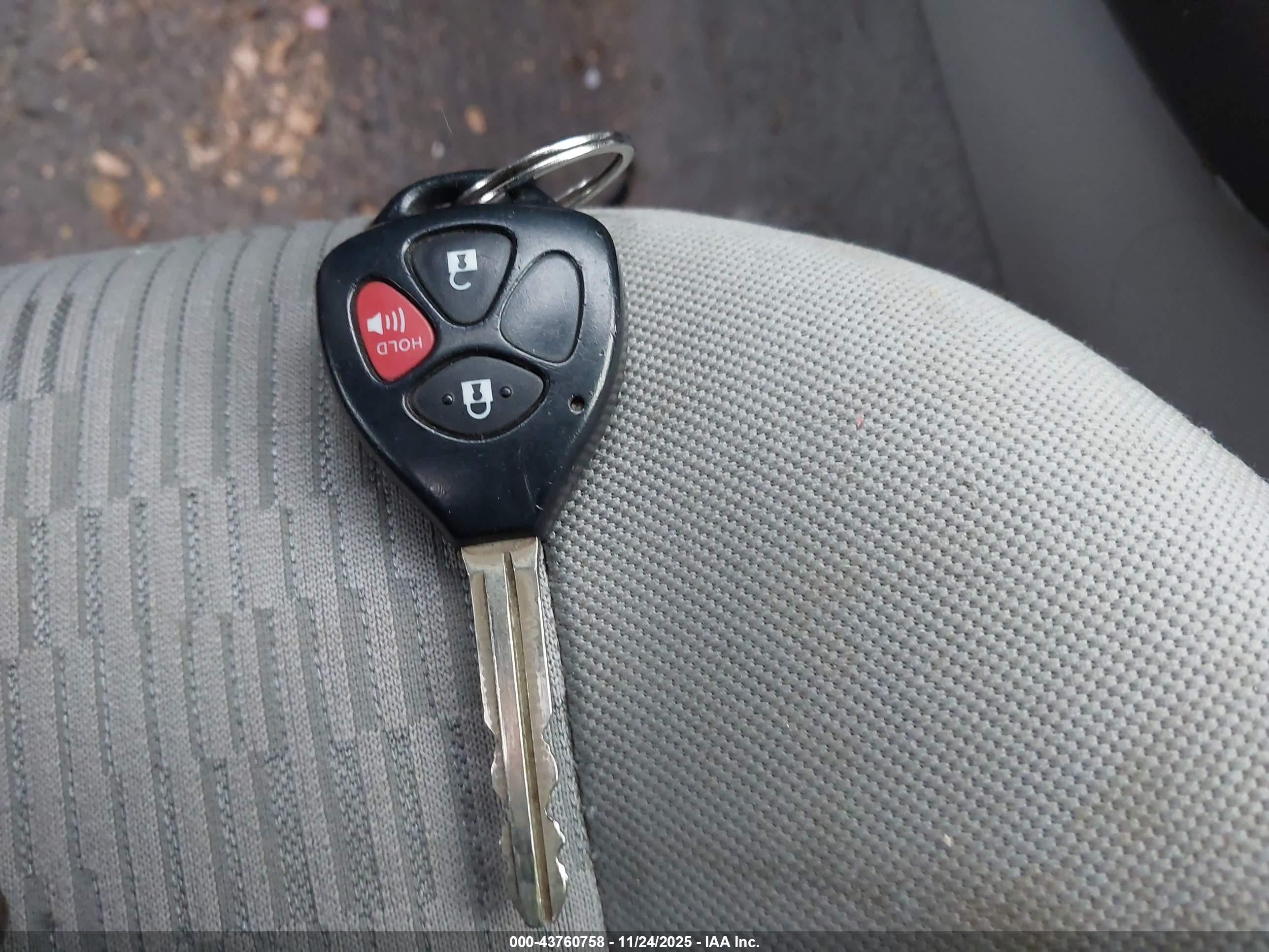 TOYOTA RAV4 image 11