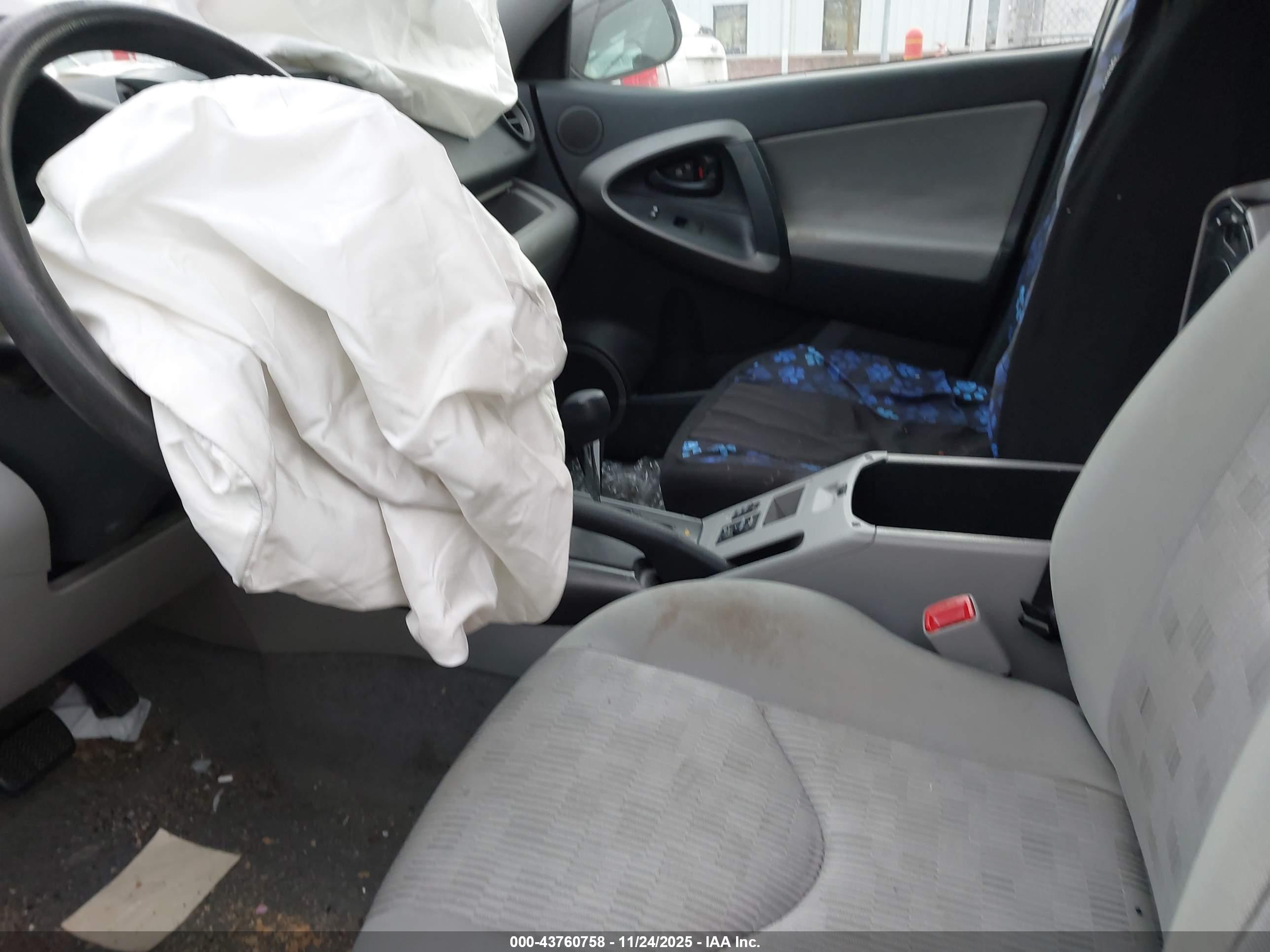 TOYOTA RAV4 image 5