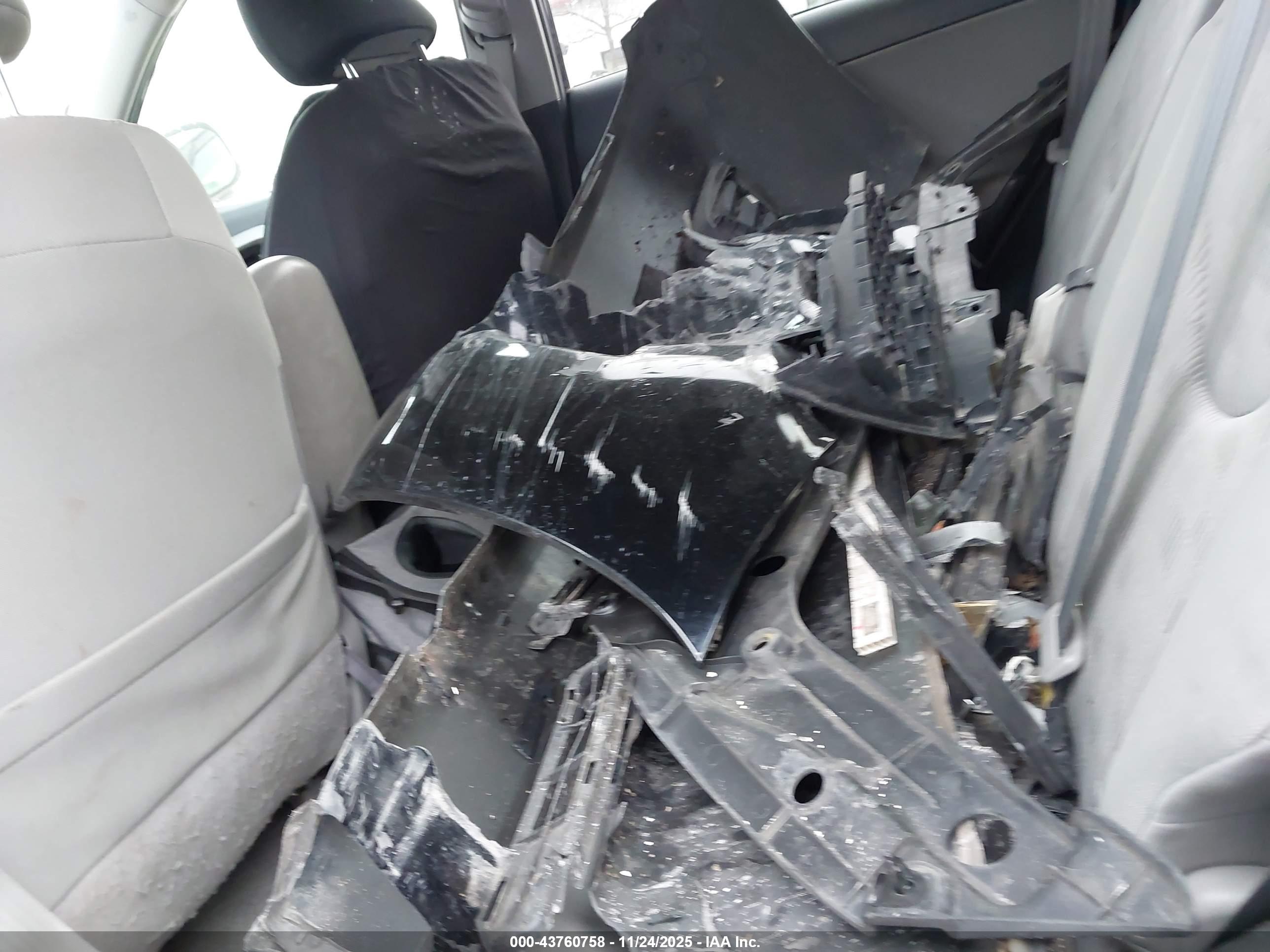TOYOTA RAV4 image 8