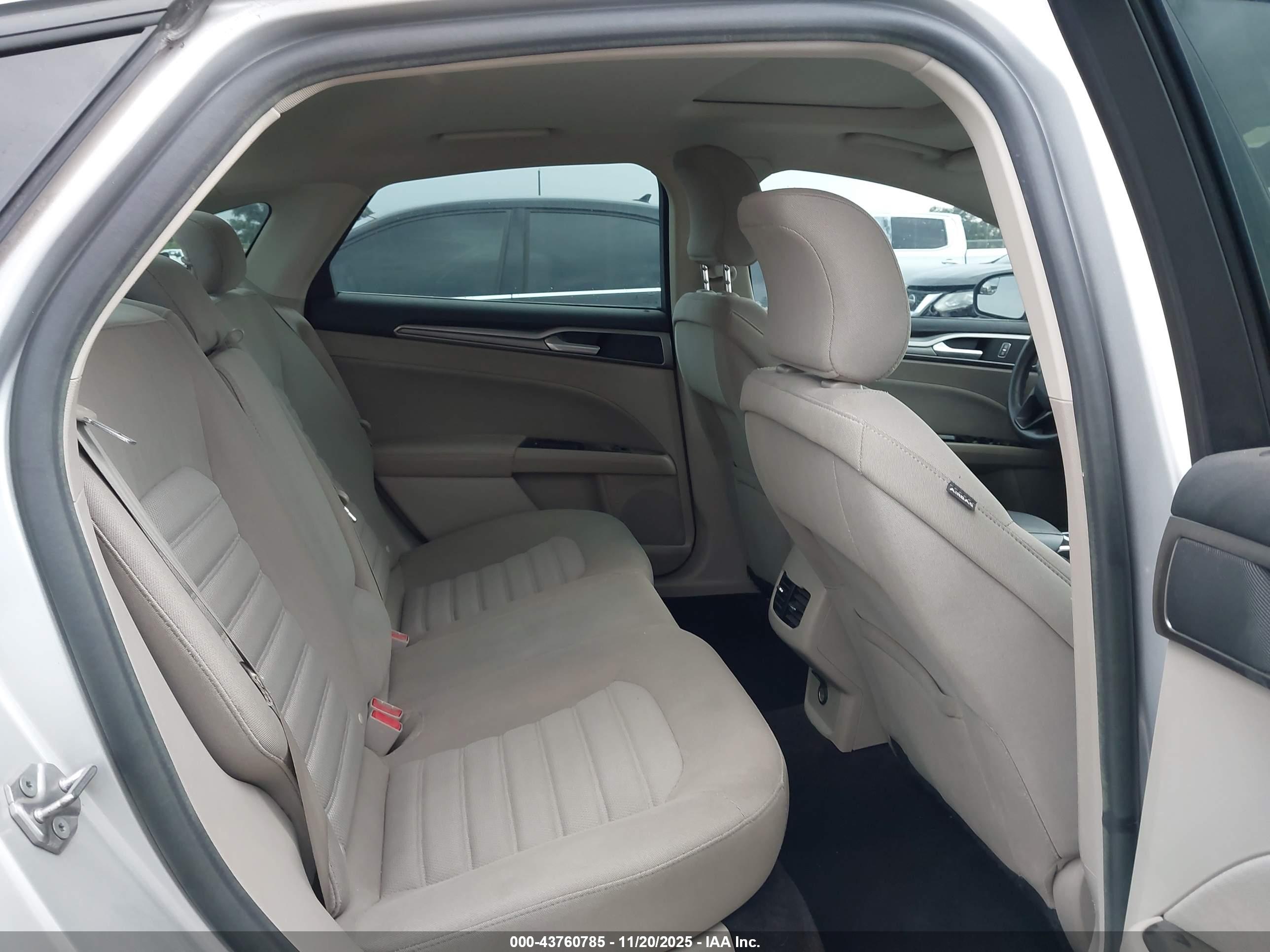 FORD FUSION image 8