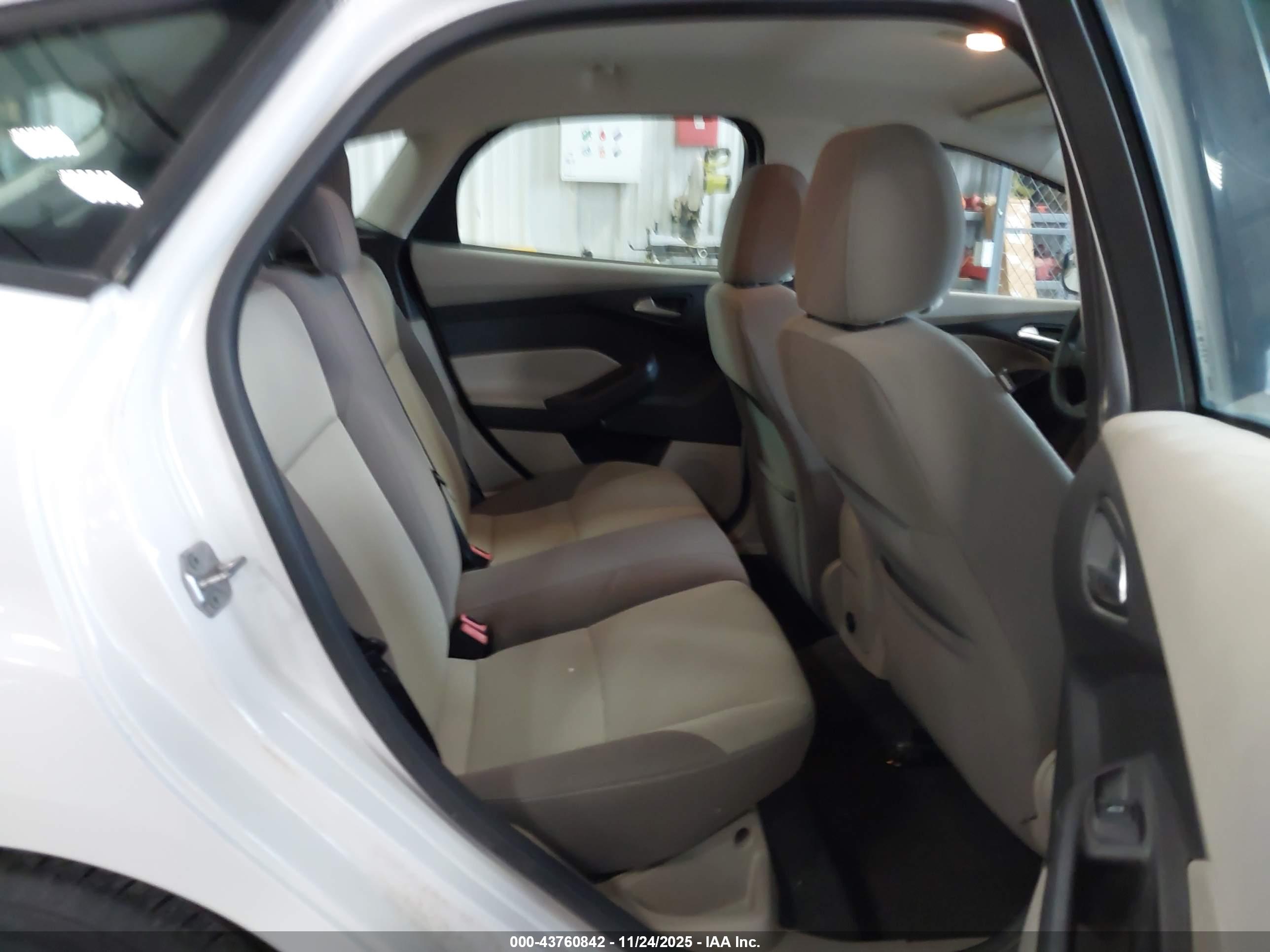 FORD FOCUS image 8