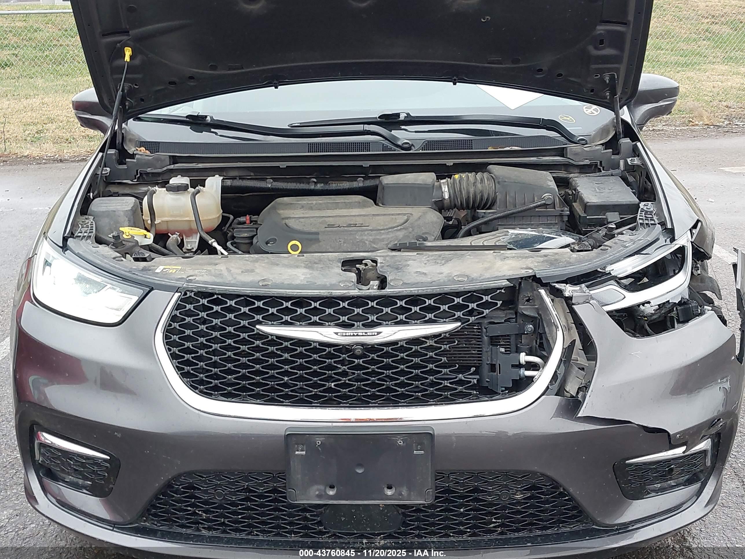 CHRYSLER PACIFICA image 10