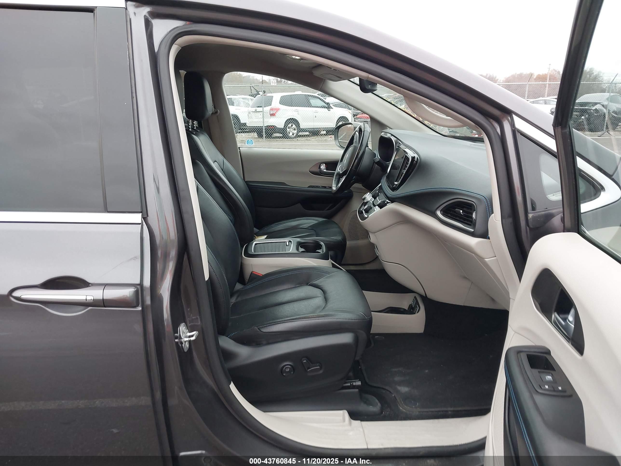 CHRYSLER PACIFICA image 5