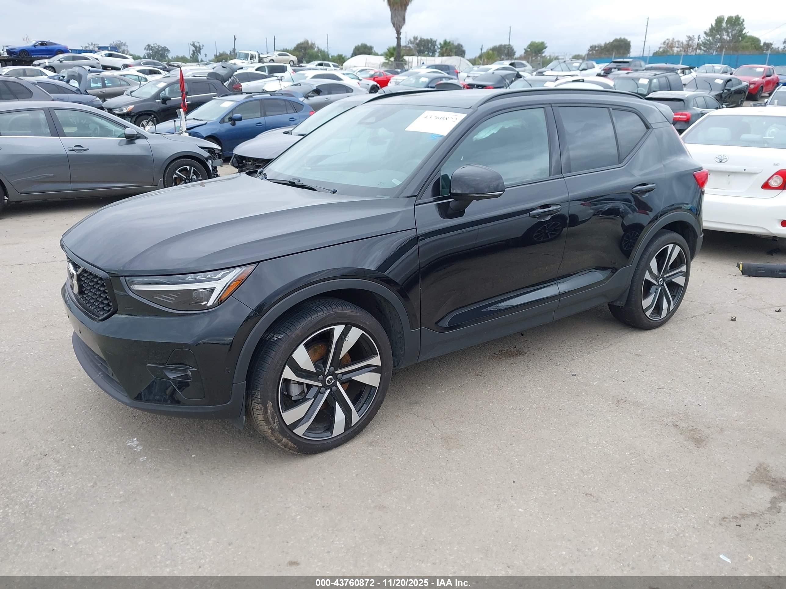 VOLVO XC40 image 2